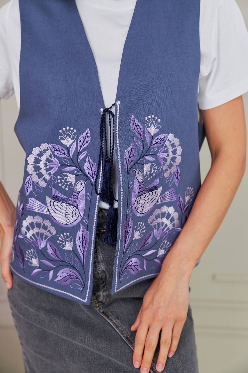 Жіноча вишита жилетка Дивоцвіт (сіро-фіолетова) hover image