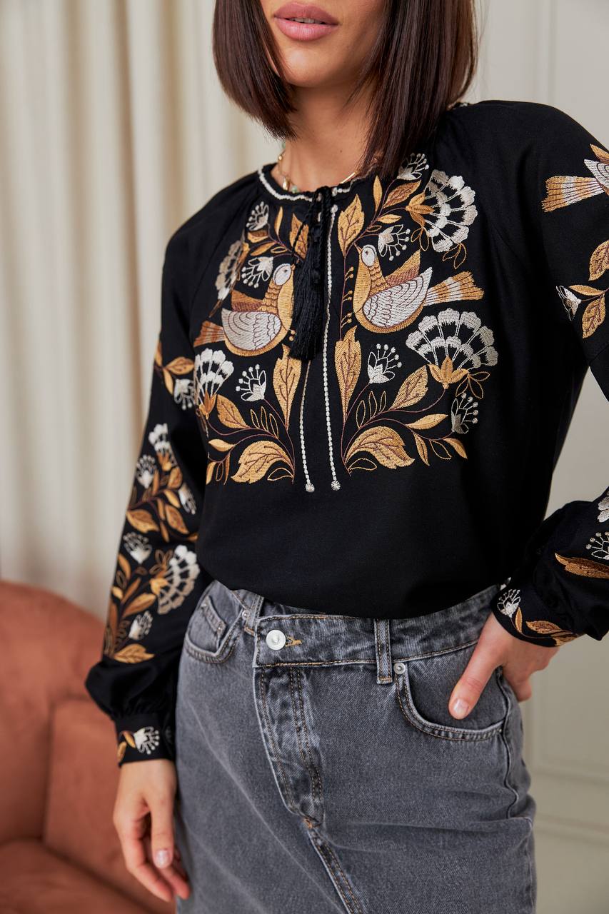 Жіноча вишиванка Дивоцвіт (чорна)