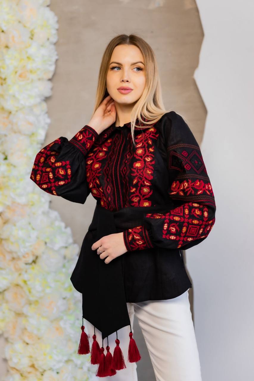Жіноча вишиванка Мирослава (чорно-червона)
