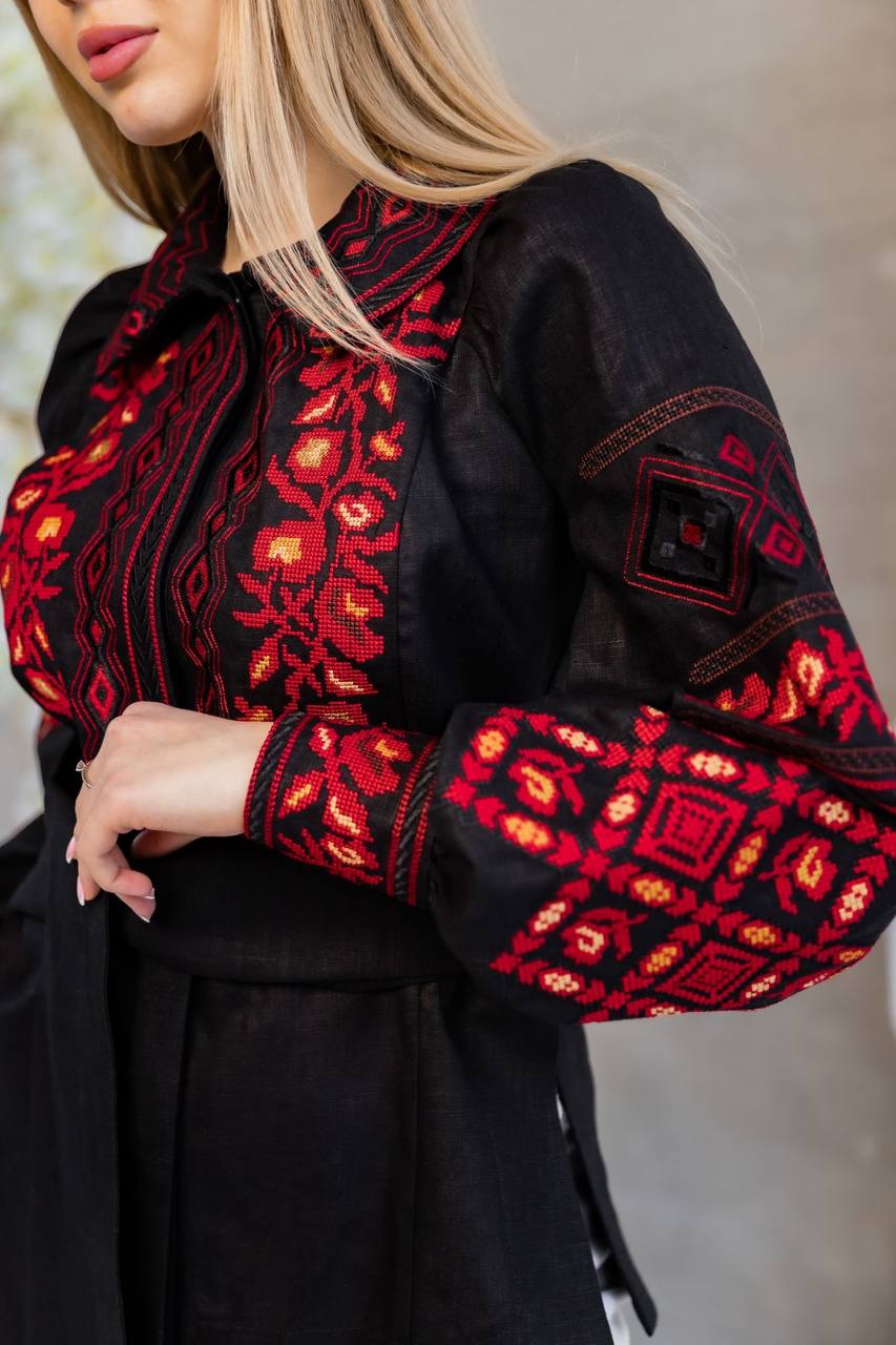 Жіноча вишиванка Мирослава (чорно-червона) hover image