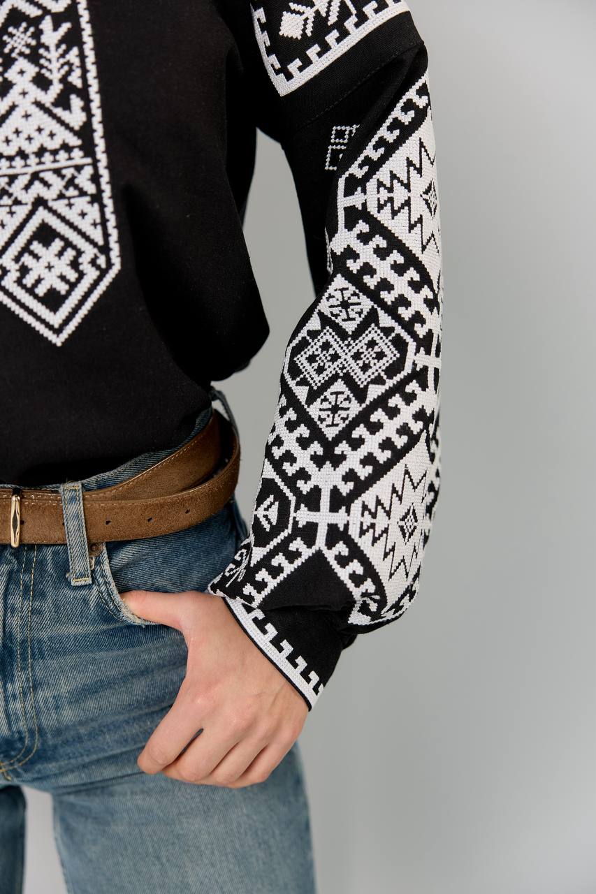 Жіноча вишиванка Оберіг (чорно-біла) hover image