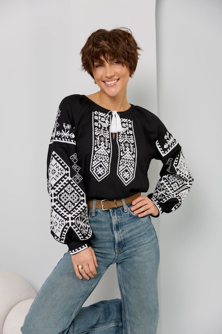 Жіноча вишиванка Оберіг (чорно-біла)