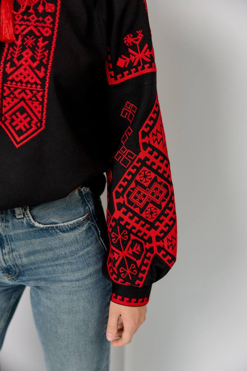 Жіноча вишиванка Оберіг (чорно-червона)