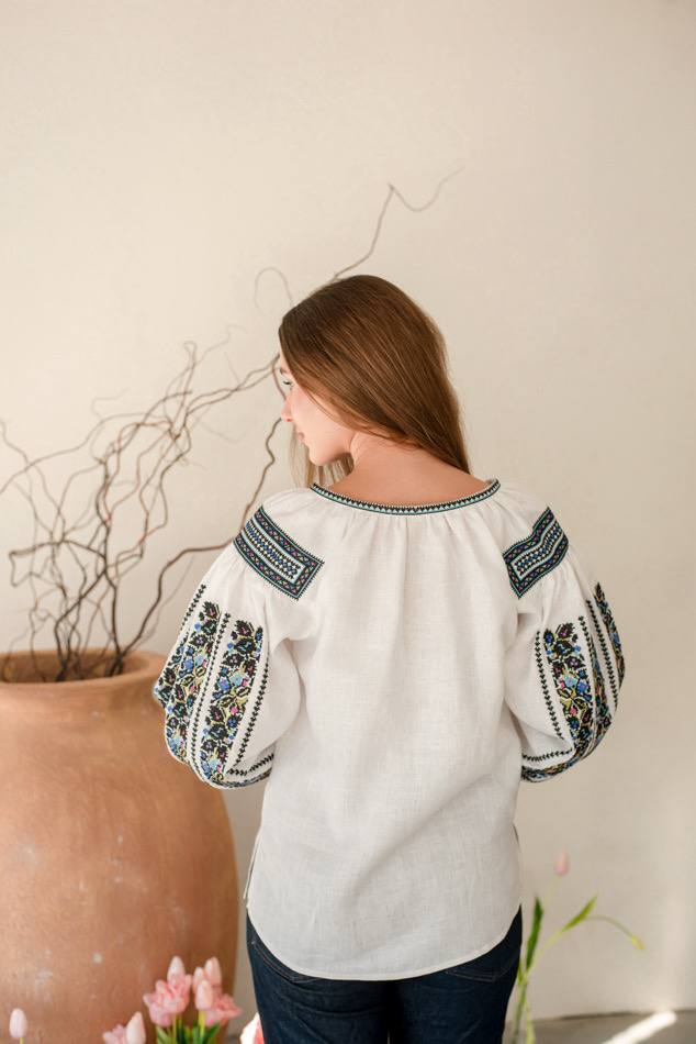 Жіноча вишита сорочка Борщівська (біла з блакитним ) hover image