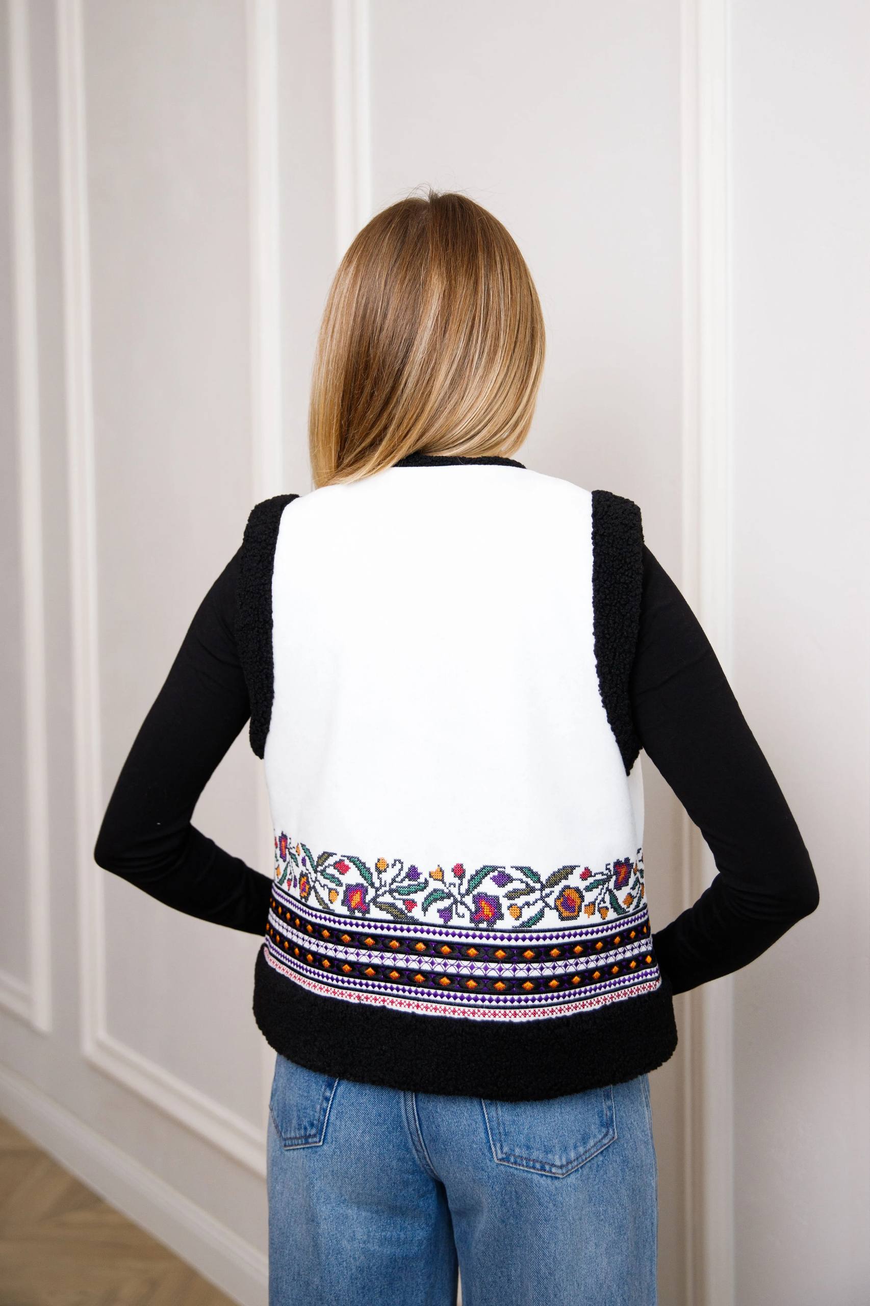 Карпатська кептарка з квітковим орнаментом (біла) hover image