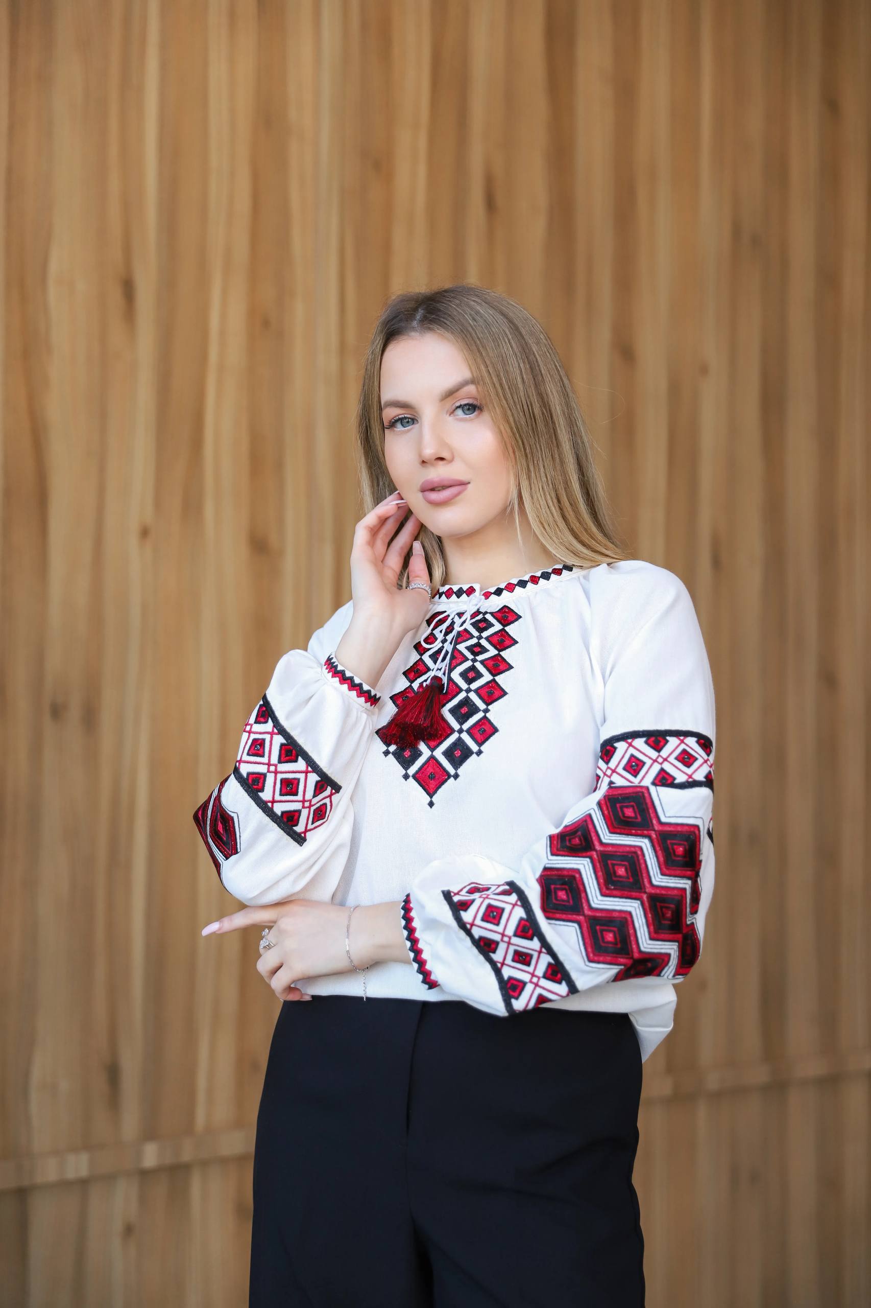 Жіноча вишиванка Горянка (молочна)