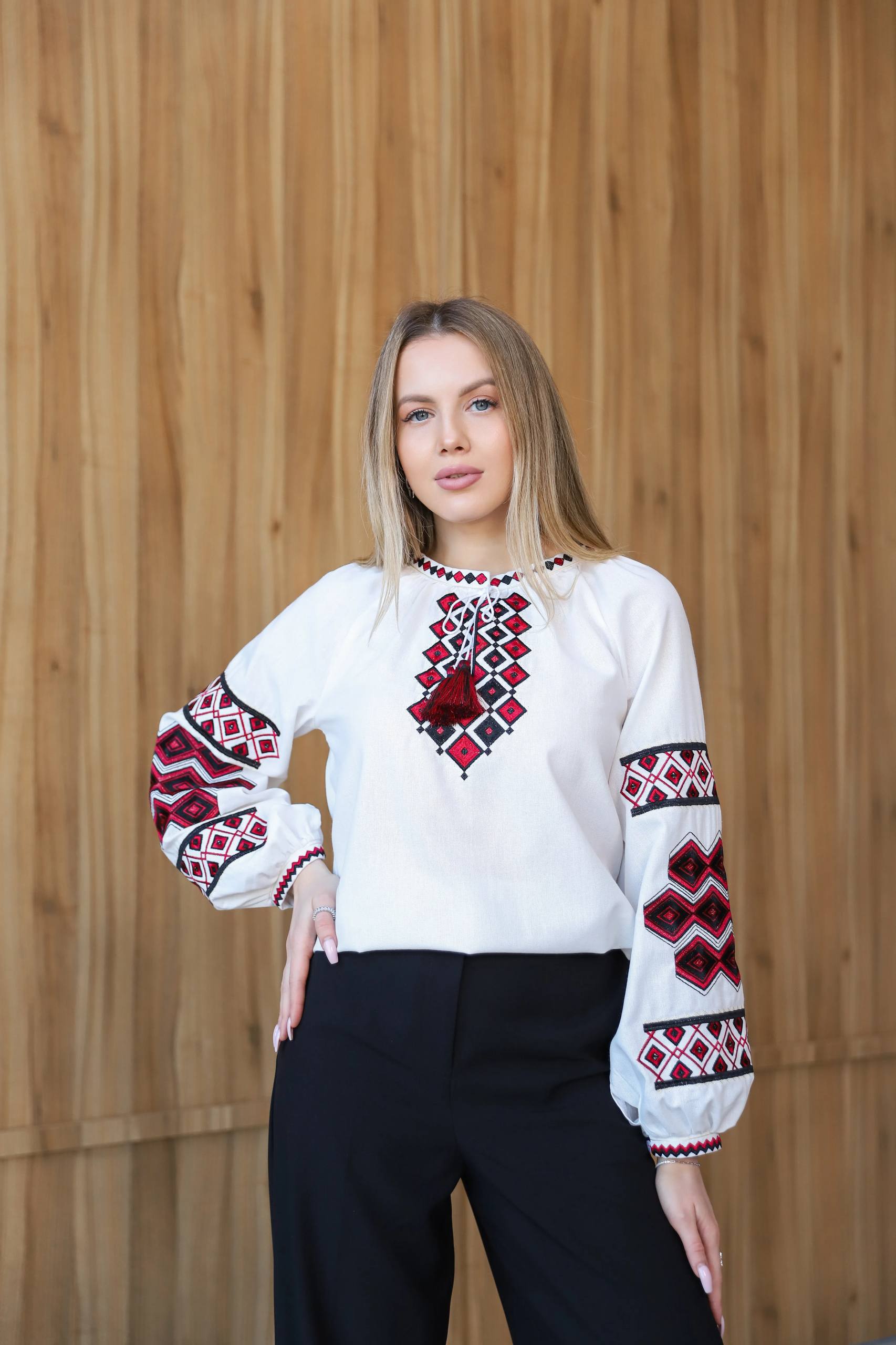 Жіноча вишиванка Горянка (молочна) hover image