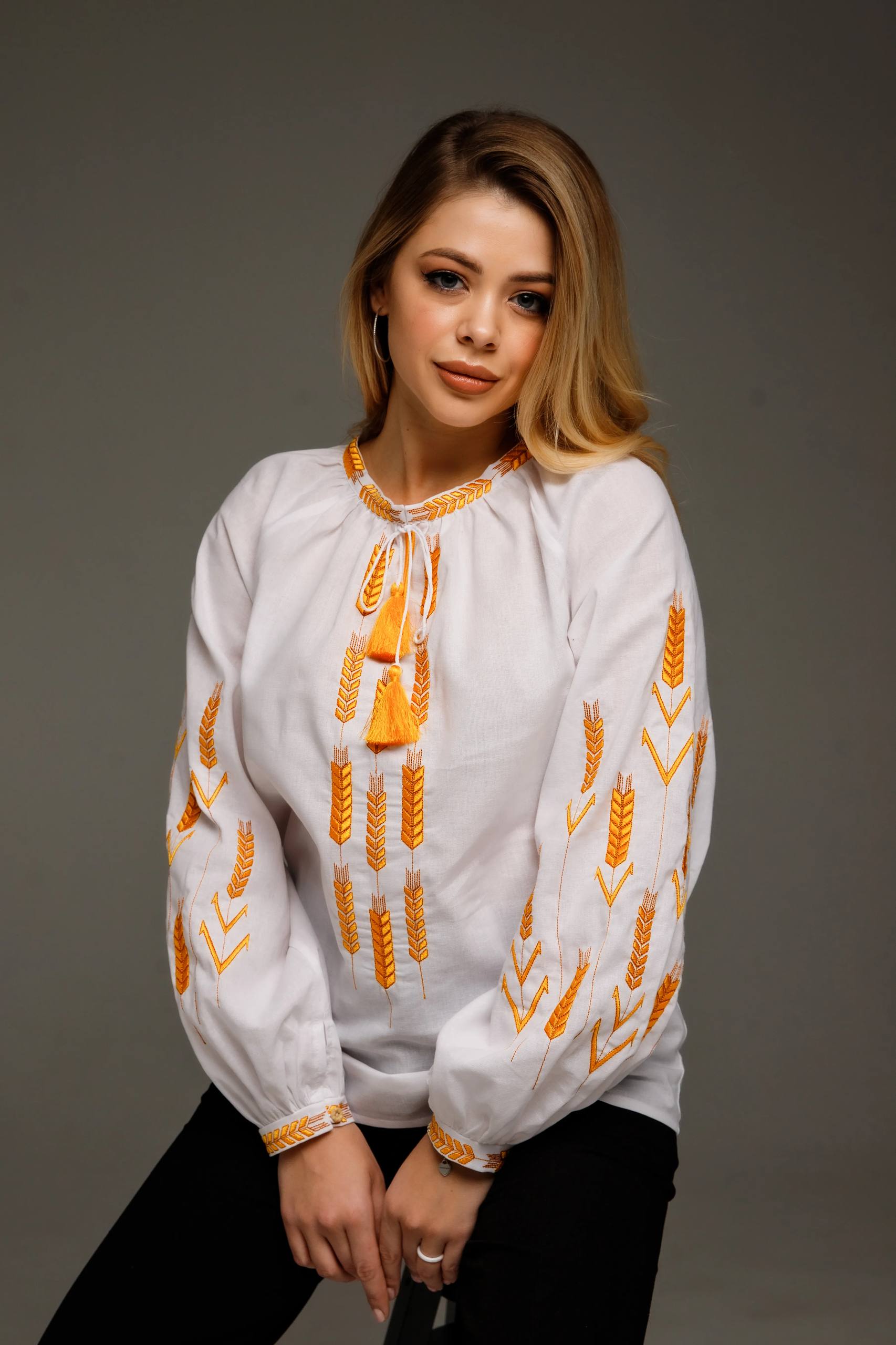 Жіноча вишиванка Золоті лани (біла )
