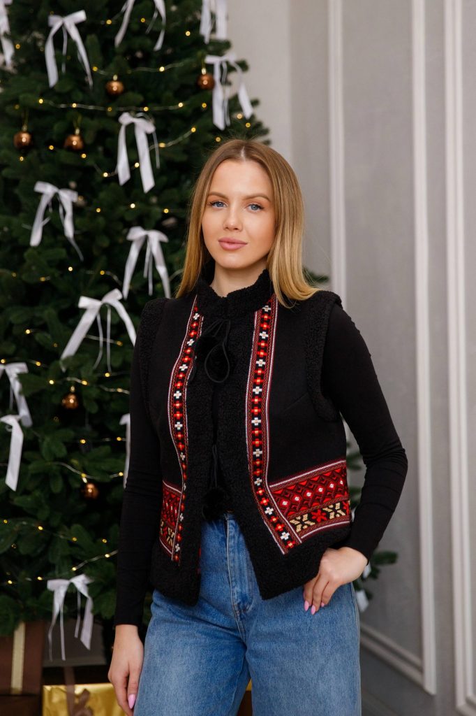 Карпатська кептарка з геометричним орнаментом (чорна)