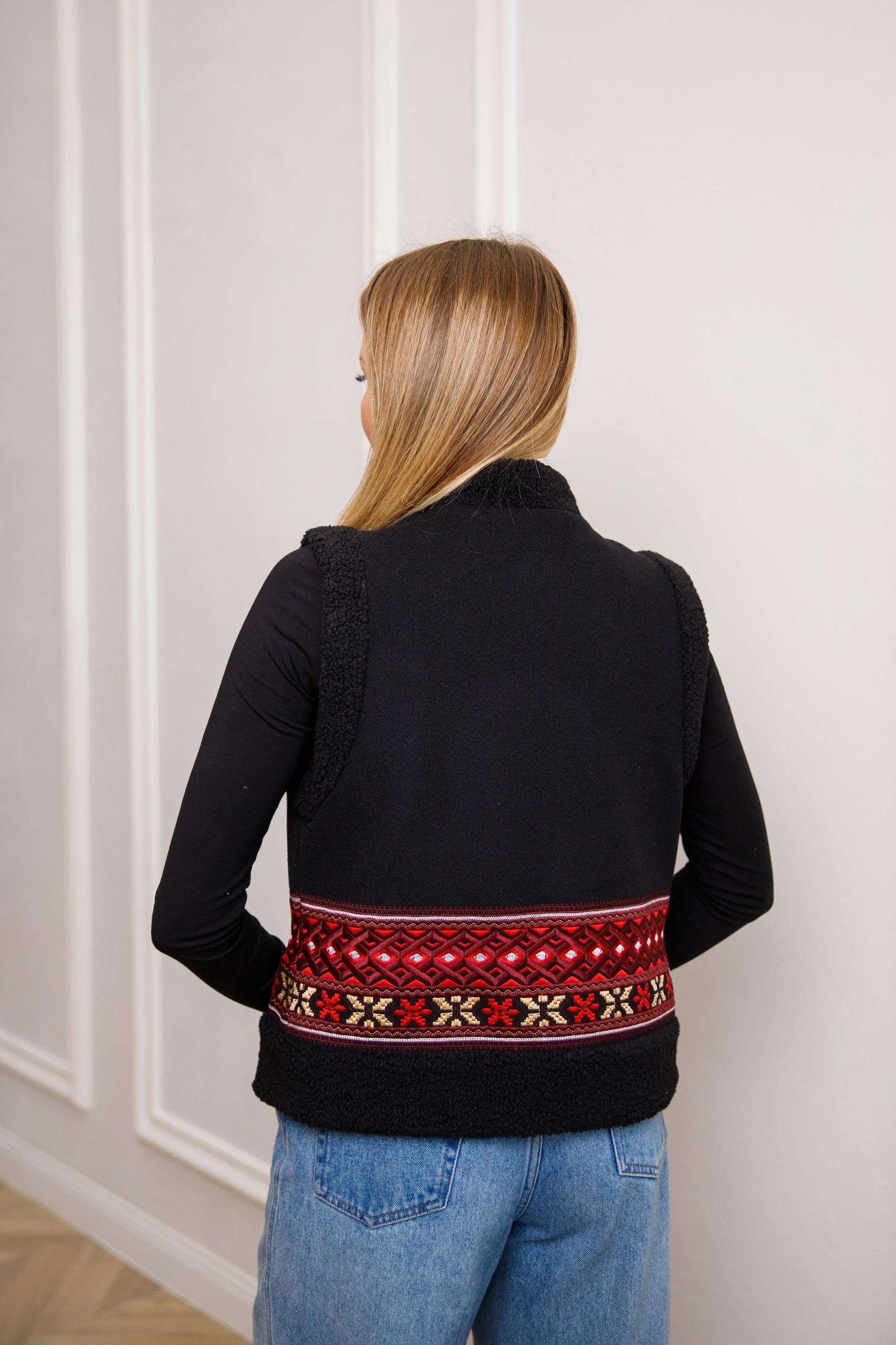 Карпатська кептарка з геометричним орнаментом (чорна) hover image