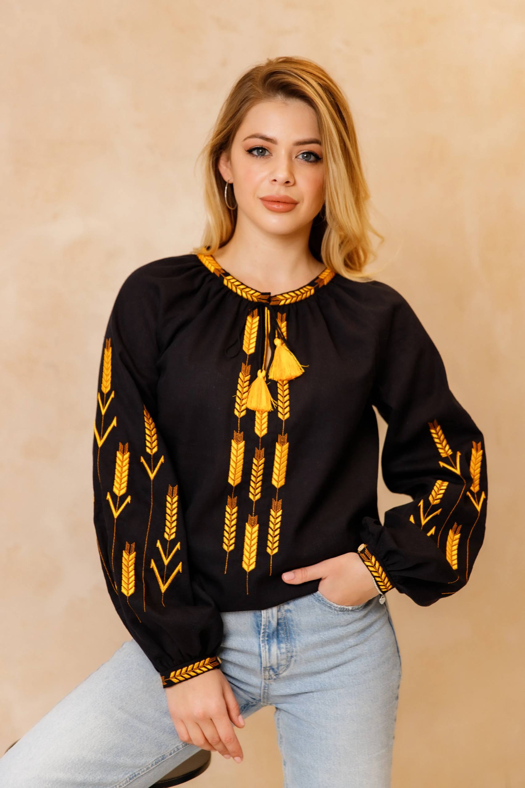 Жіноча вишиванка Золоті лани (чорна )