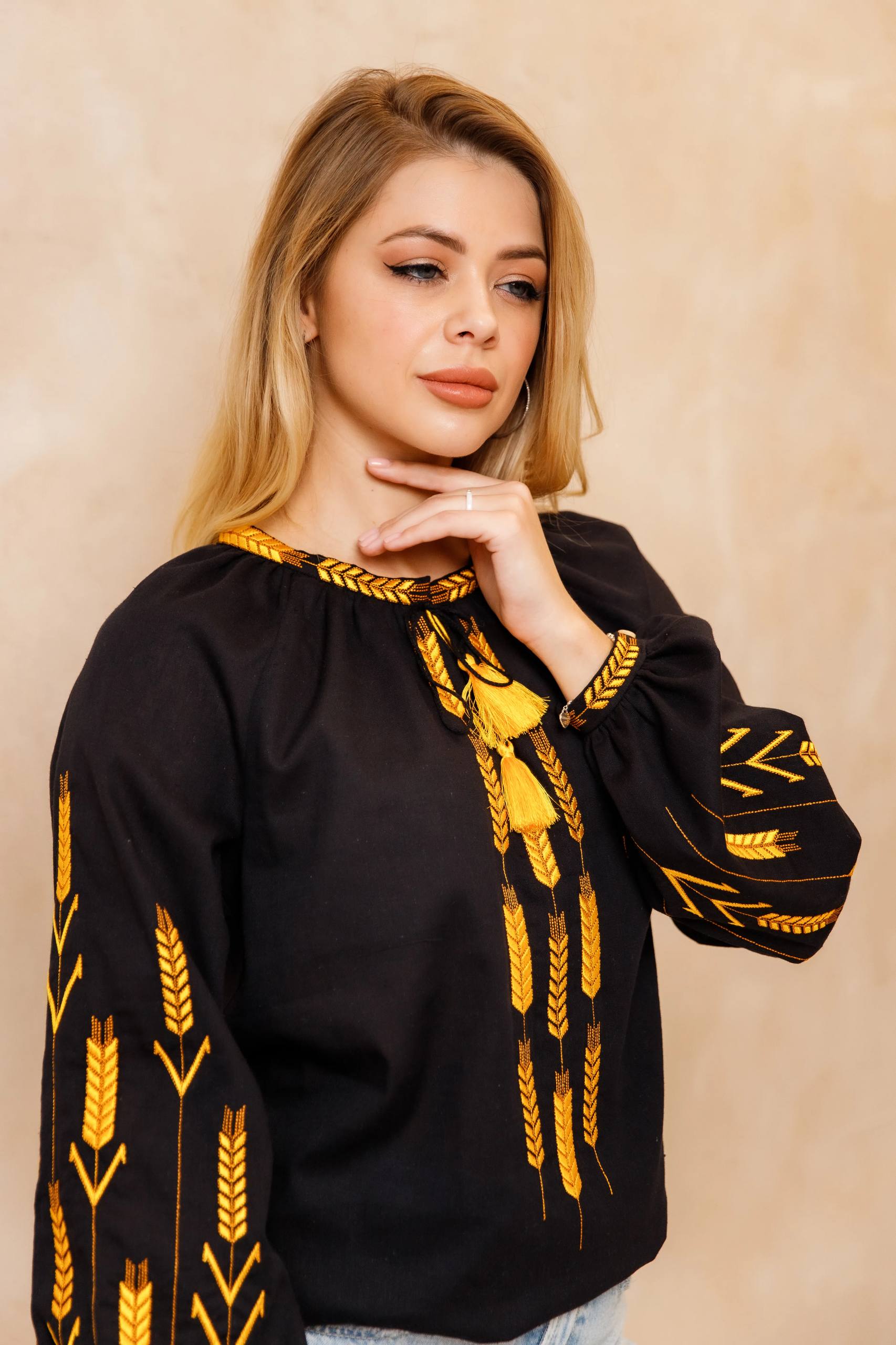 Жіноча вишиванка Золоті лани (чорна ) hover image