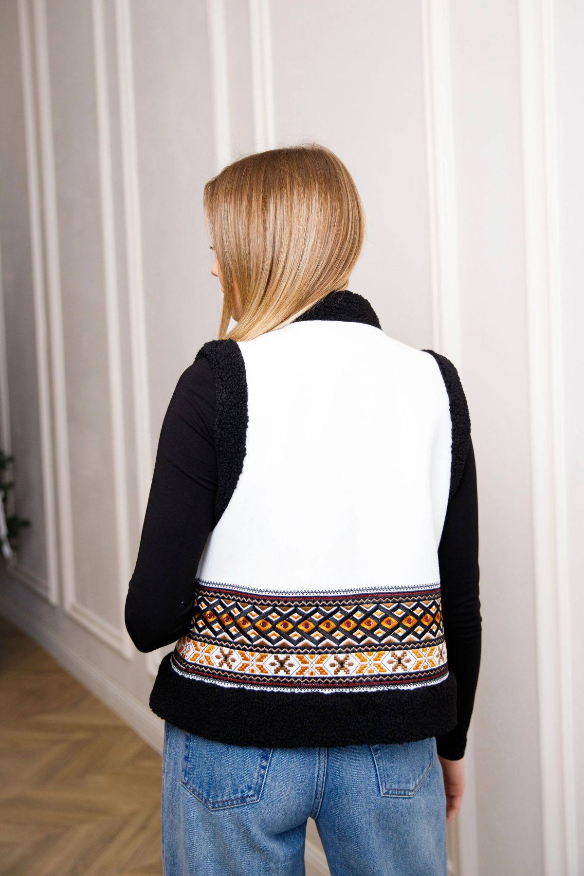 Карпатська кептарка з геометричним орнаментом (біла) hover image