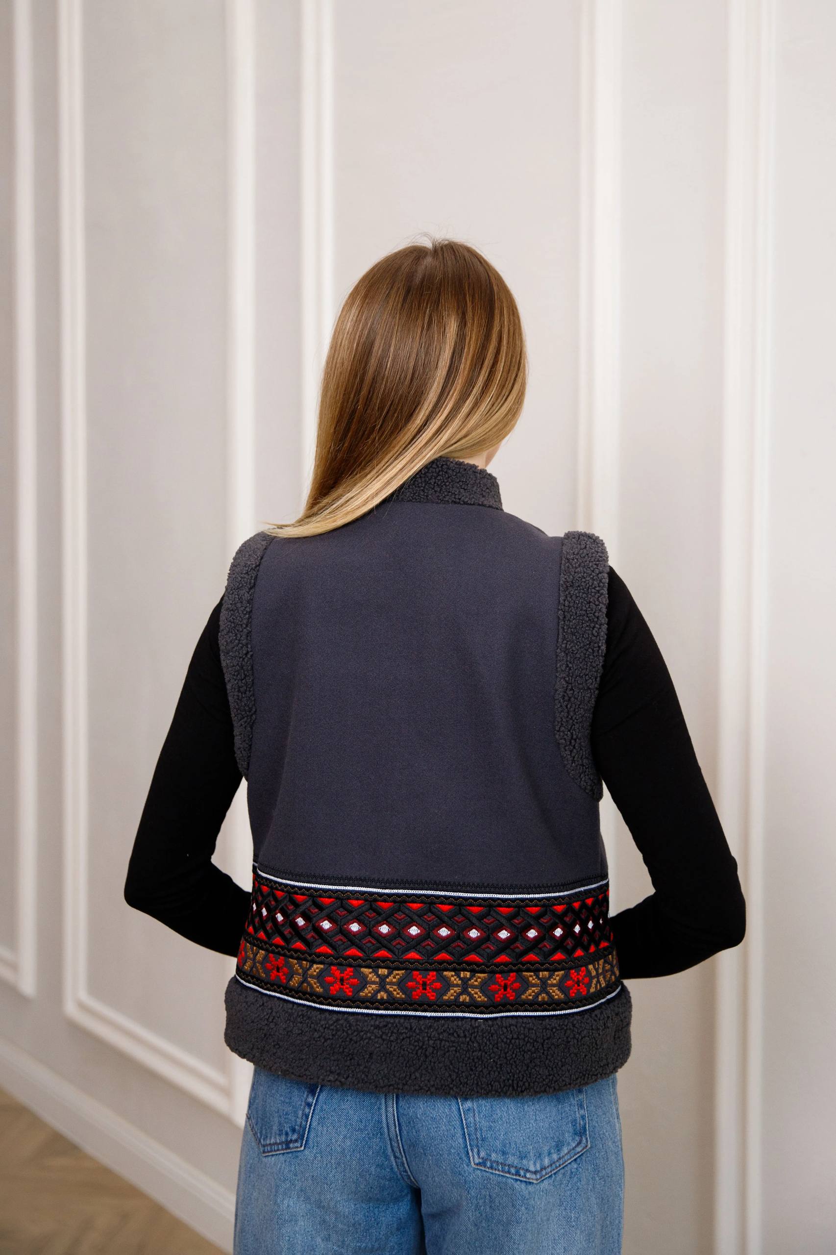 Карпатська кептарка з геометричним орнаментом (сіра) hover image