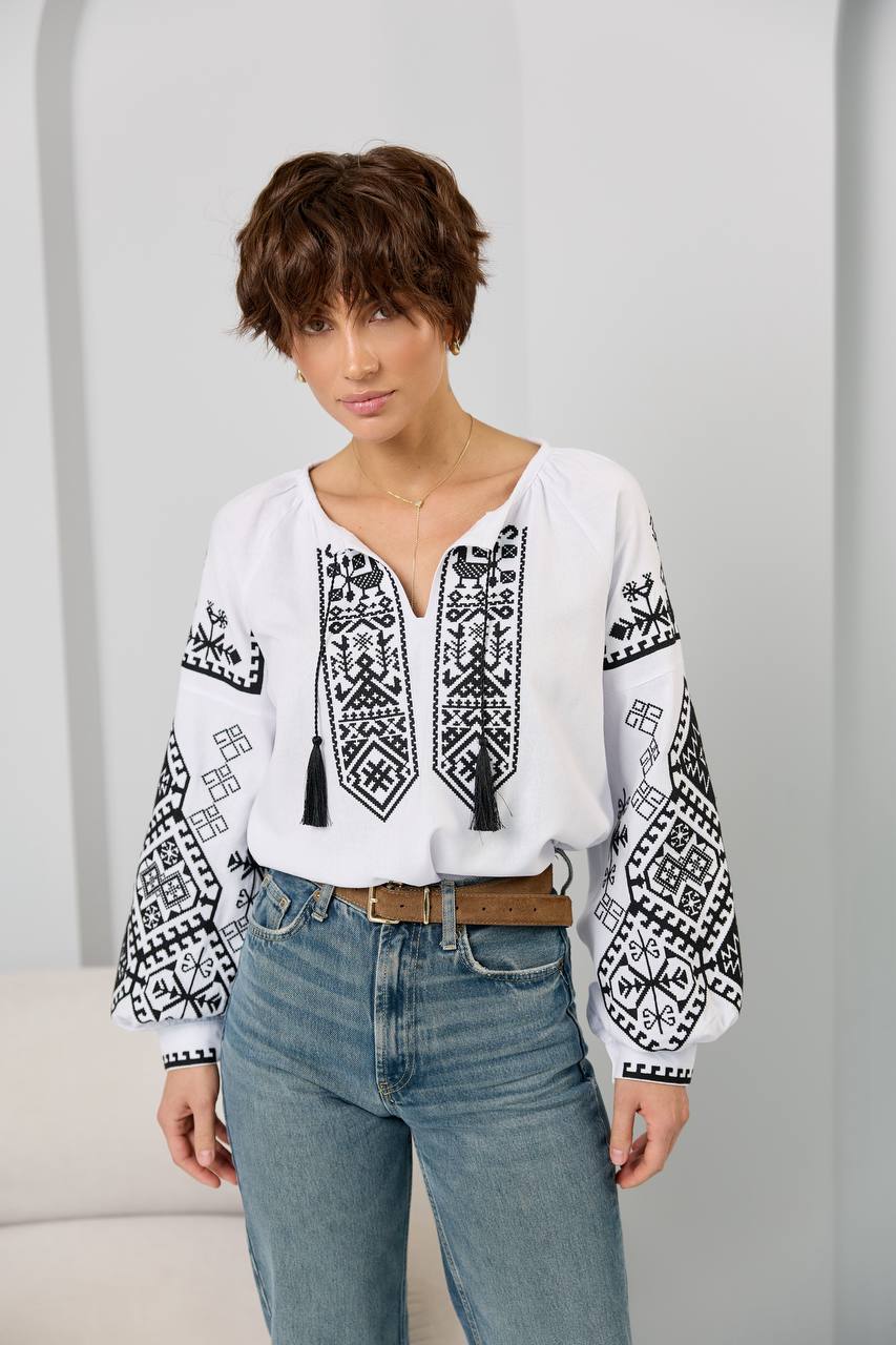Жіноча вишиванка Оберіг (біло-чорна)