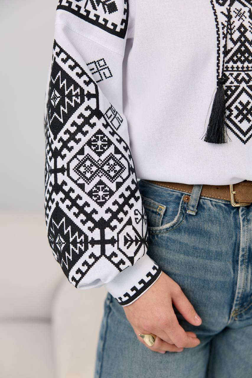 Жіноча вишиванка Оберіг (біло-чорна)