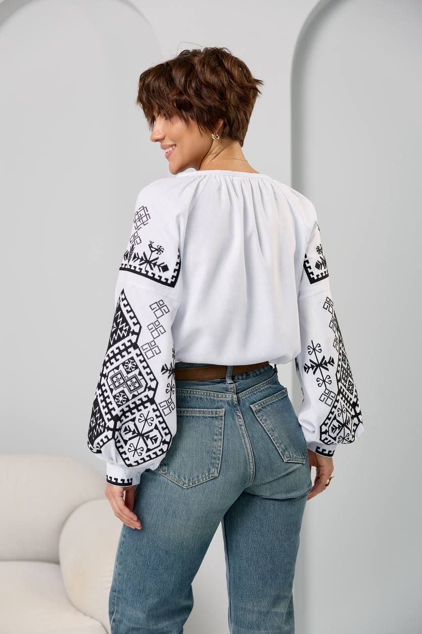 Жіноча вишиванка Оберіг (біло-чорна)