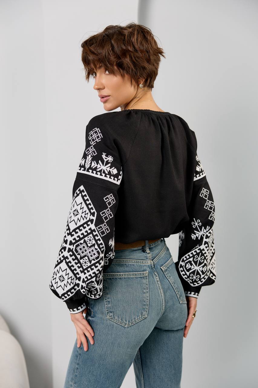 Жіноча вишиванка Оберіг (чорно-біла)