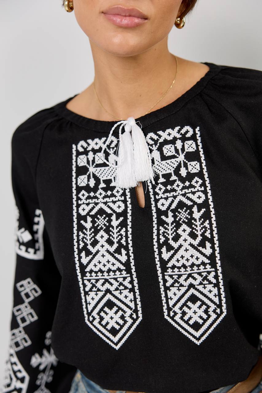 Жіноча вишиванка Оберіг (чорно-біла)