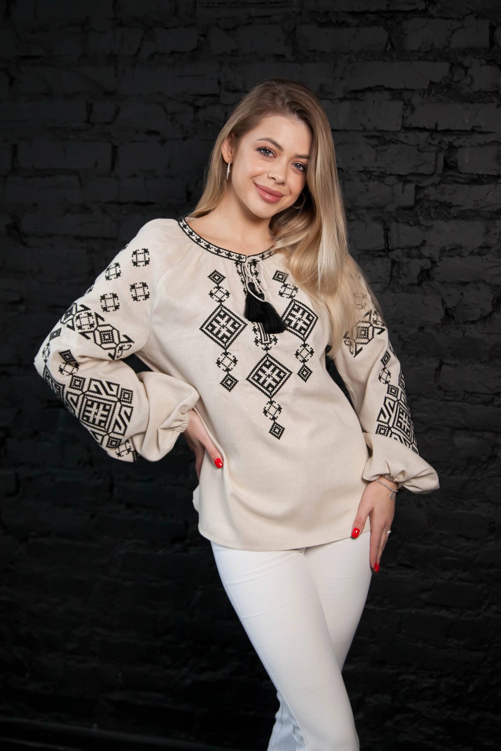 Жіноча вишиванка Руна (бежева ) hover image