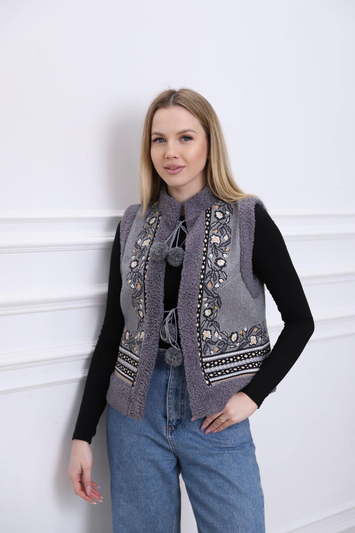 Карпатська кептарка з квітковим орнаментом (світло-сіра)