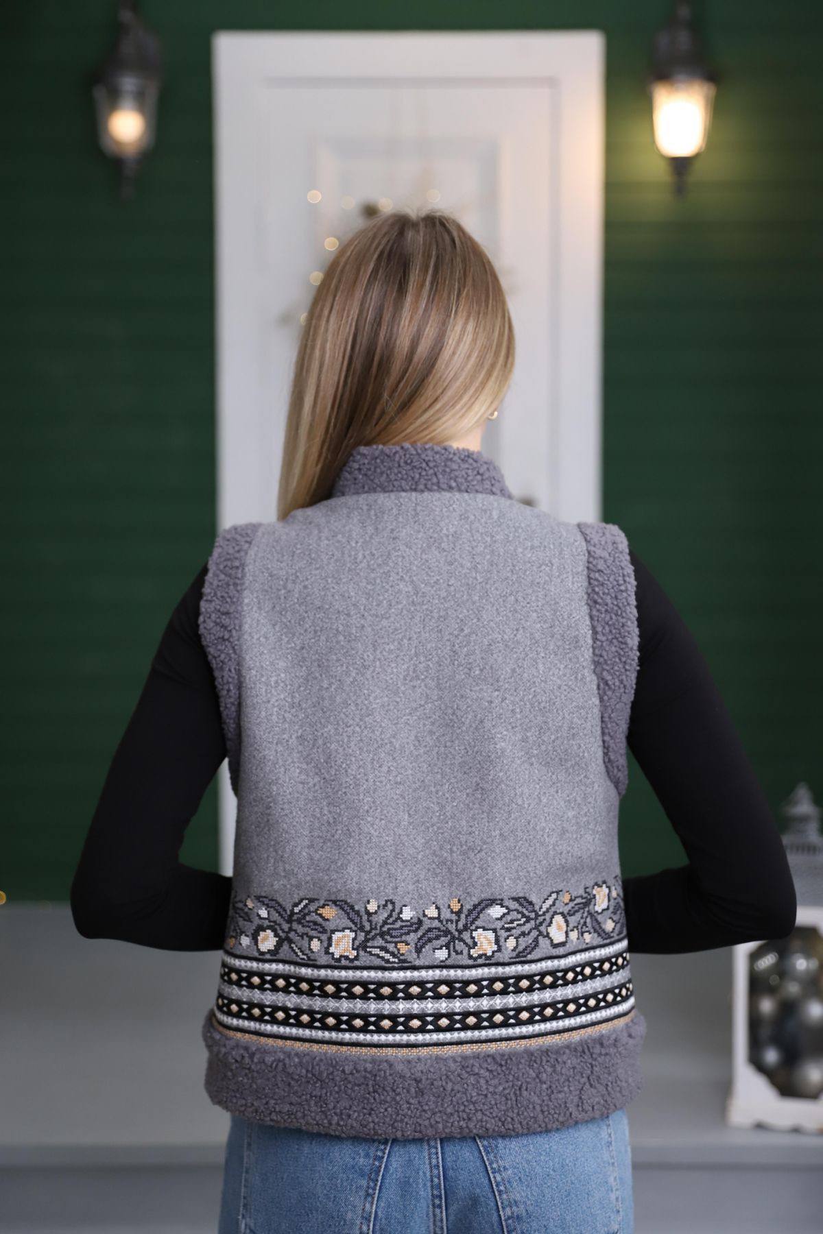 Карпатська кептарка з квітковим орнаментом (світло-сіра) hover image