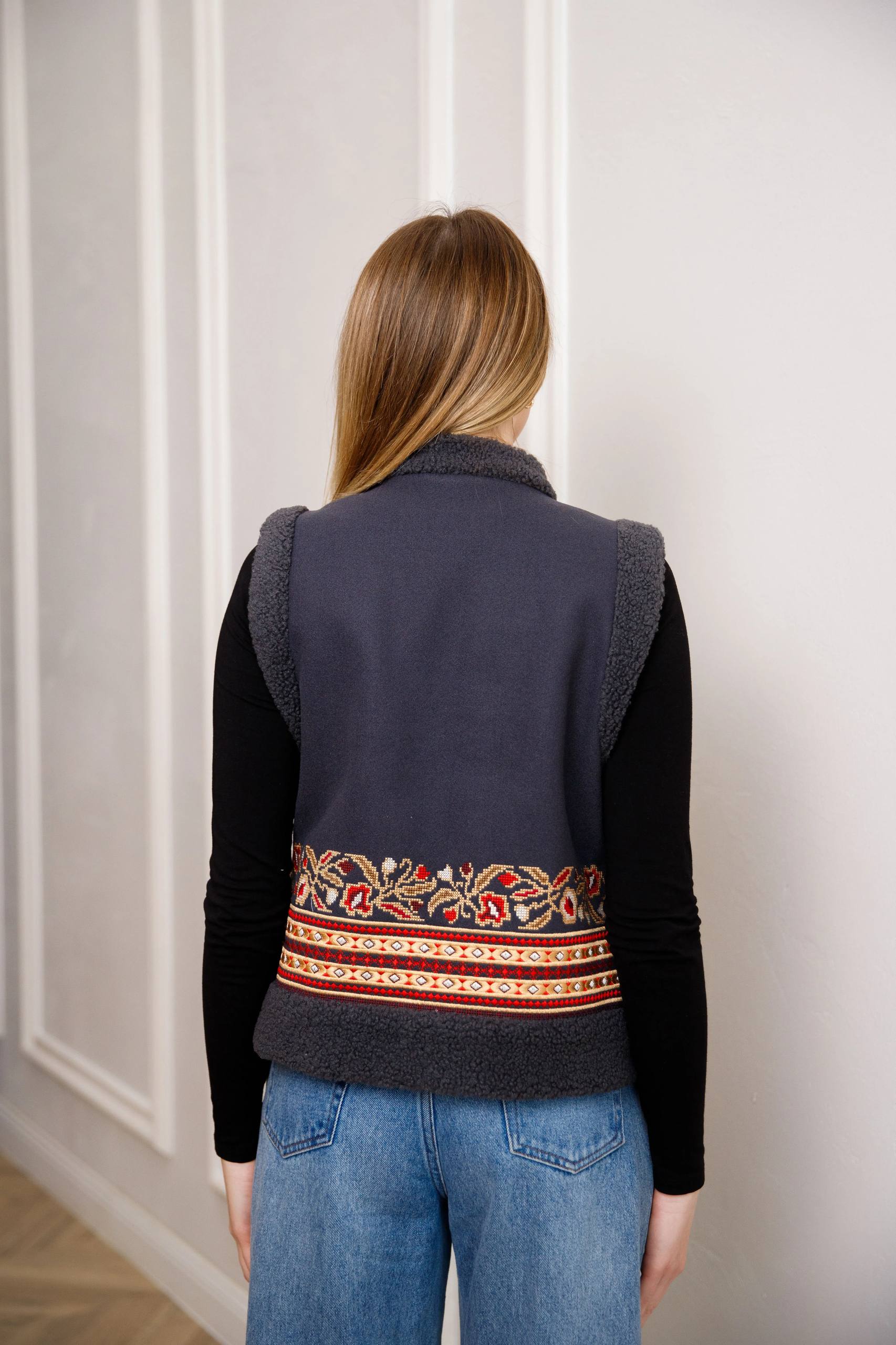 Карпатська кептарка з квітковим орнаментом (сіра) hover image