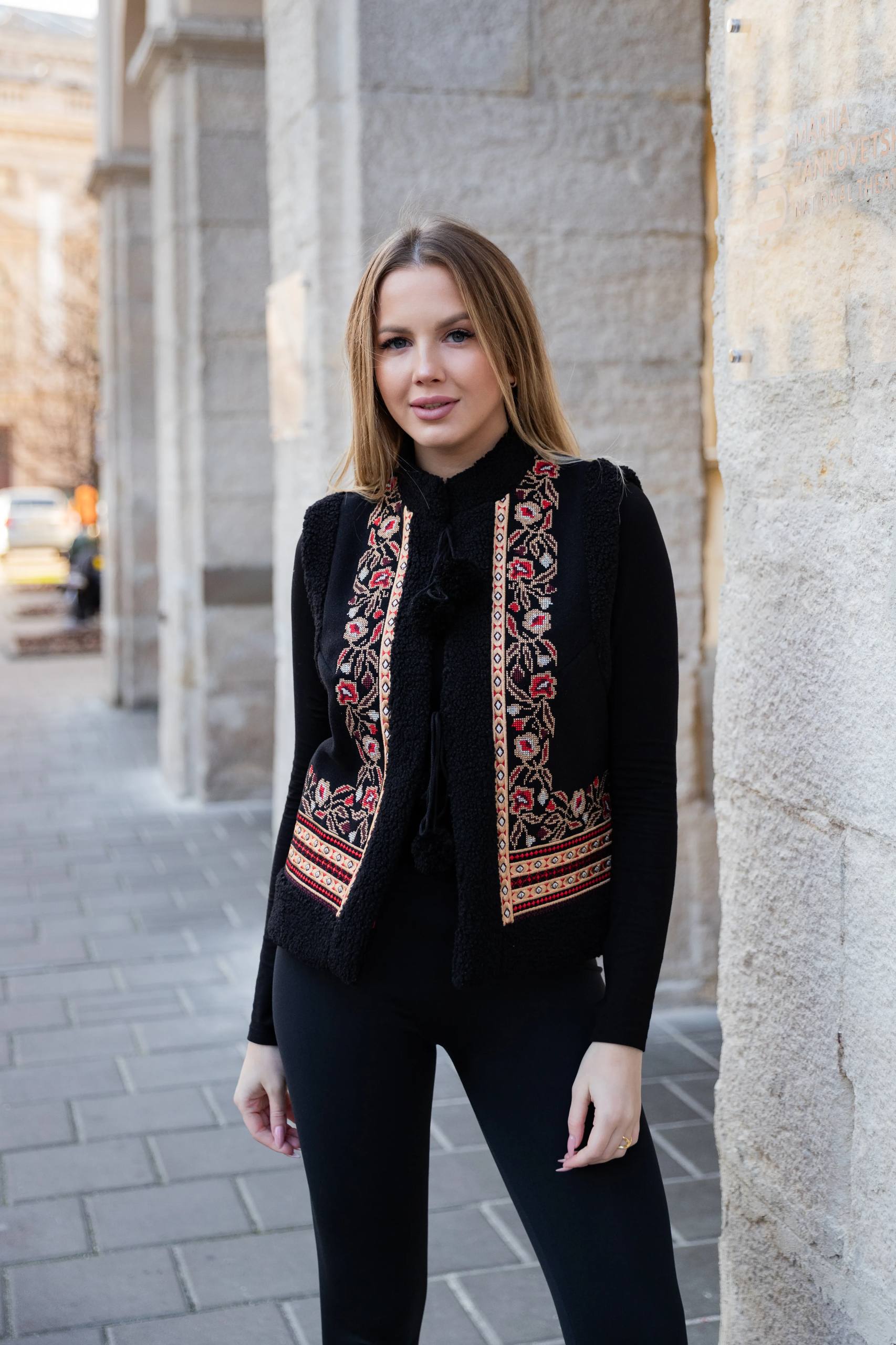 Карпатська кептарка з квітковим орнаментом (чорна)