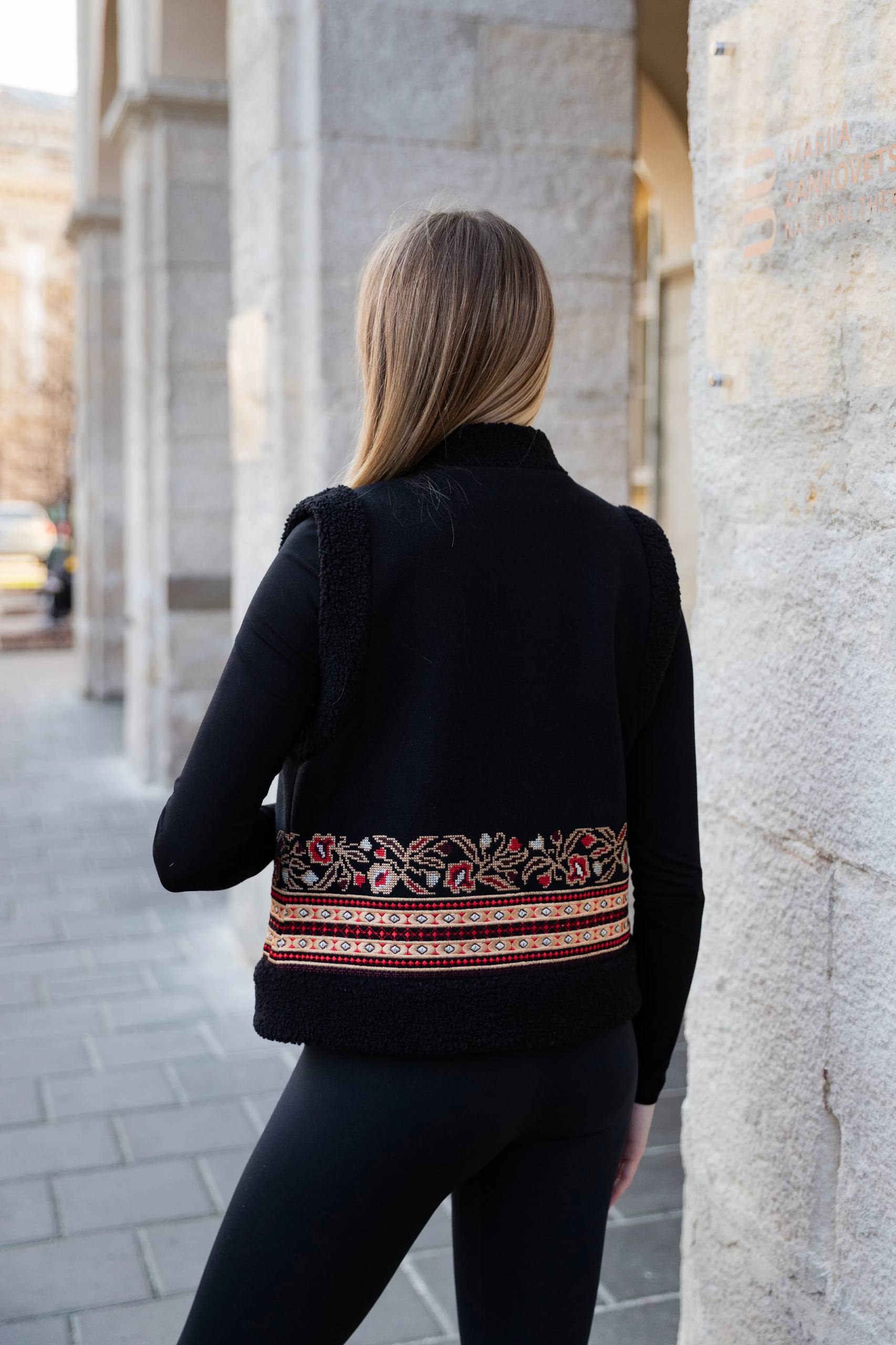 Карпатська кептарка з квітковим орнаментом (чорна) hover image