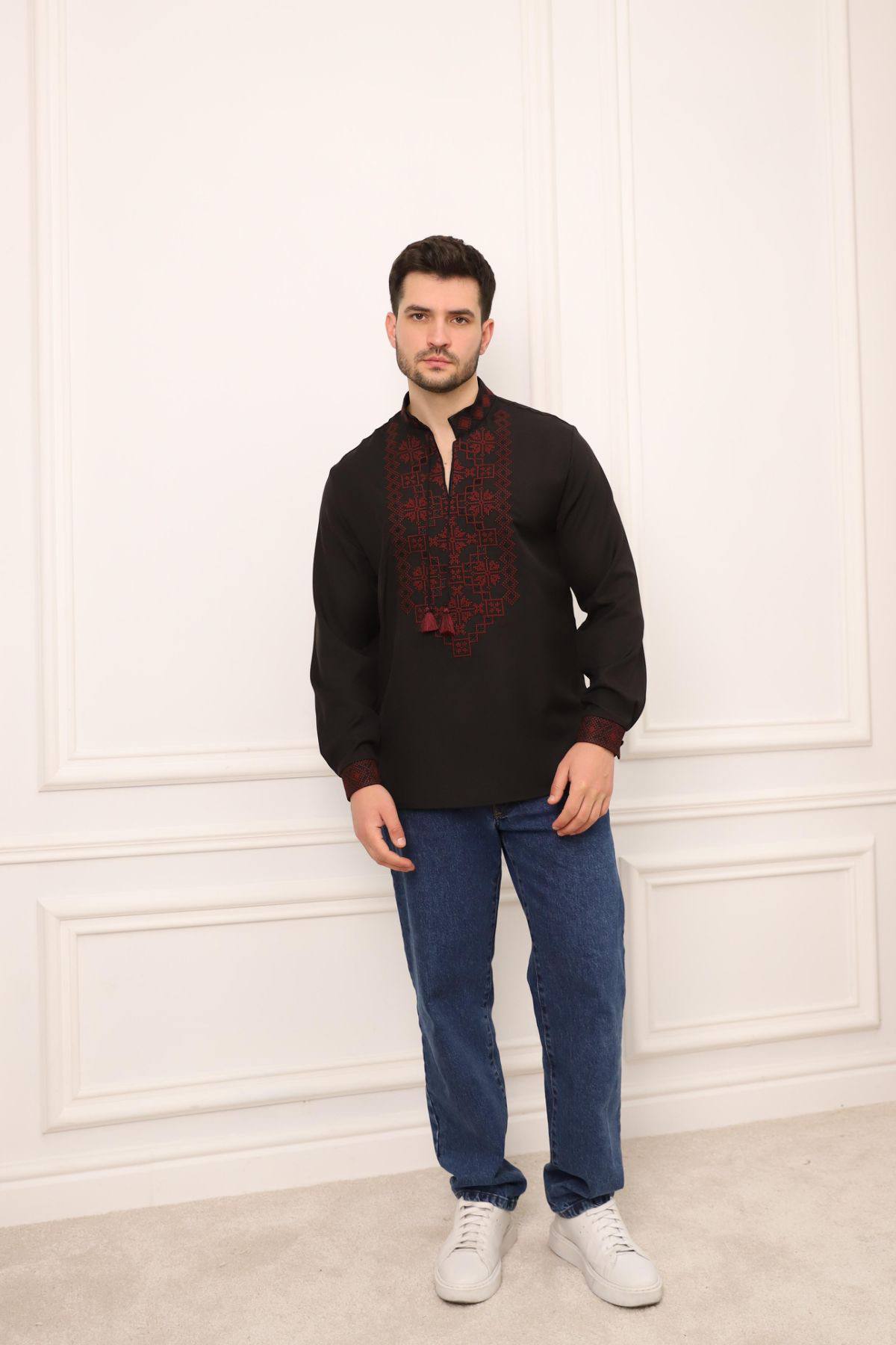 Чоловіча вишиванка Яромир (чорна з вишневим) hover image