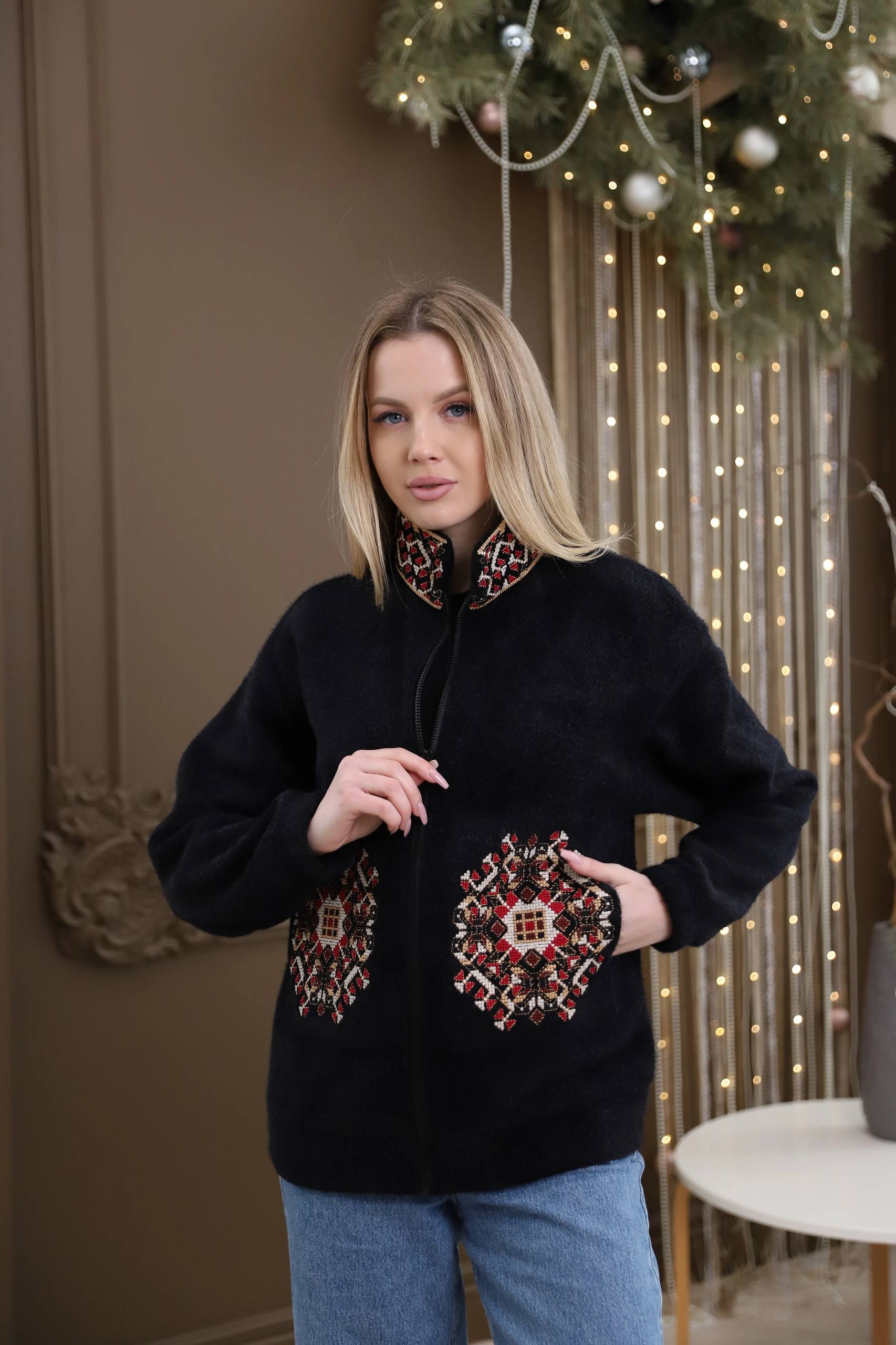 Жіночий вишитий бомбер Зоринка (чорний ) hover image