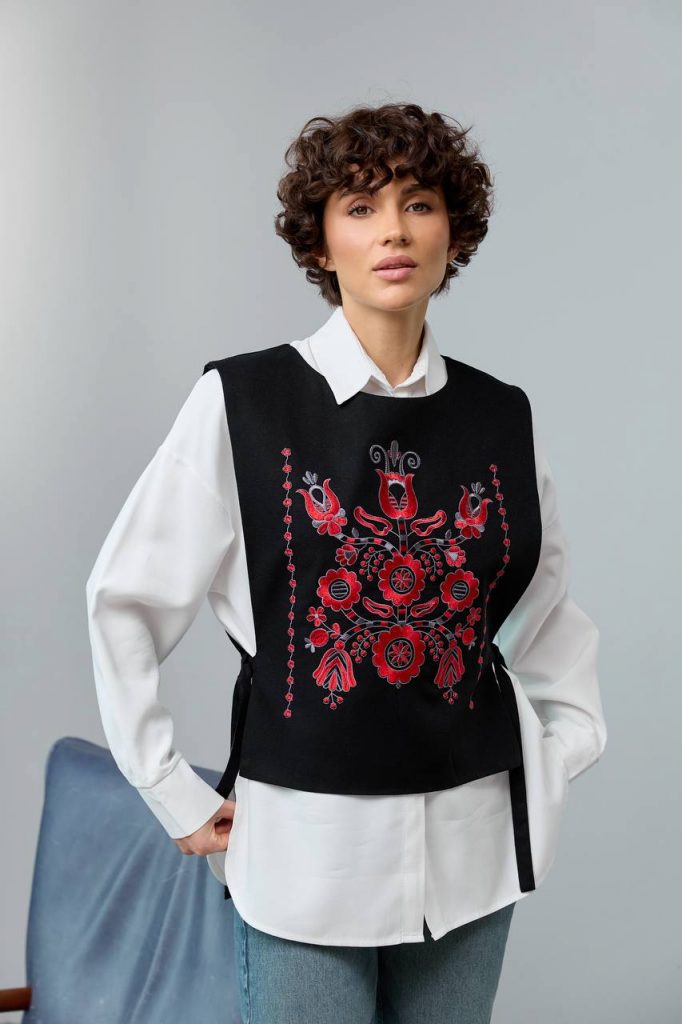 Жіноча вишита манішка Квітуча  (чорна )