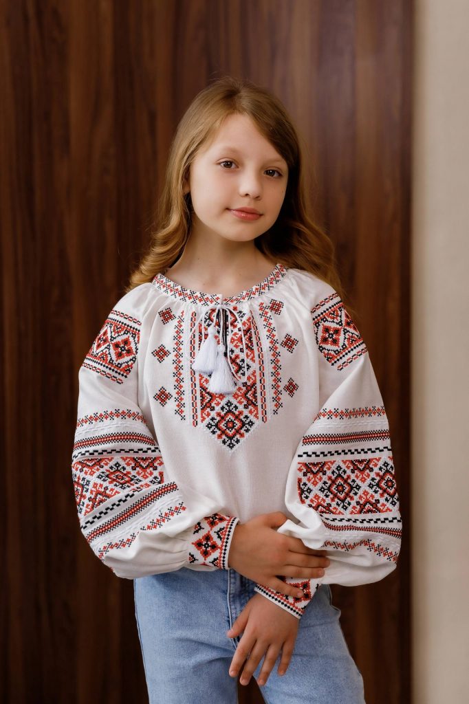 Вишиванка для дівчинки Оксанка (молочна з червоним)