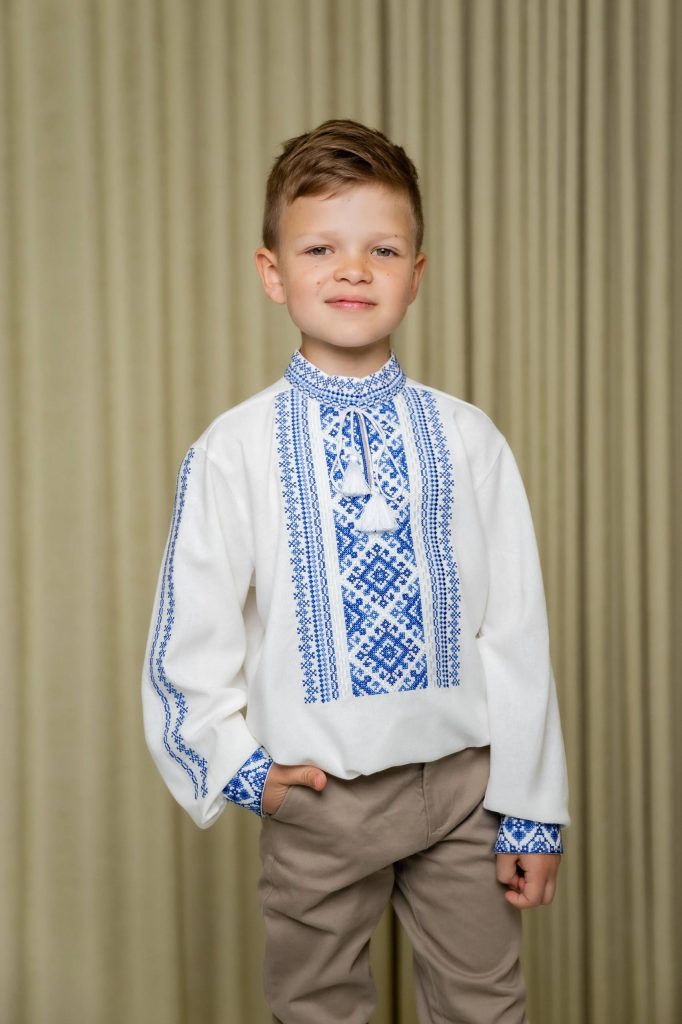 Вишиванка для хлопчика Ромчик (біла з блакитним)