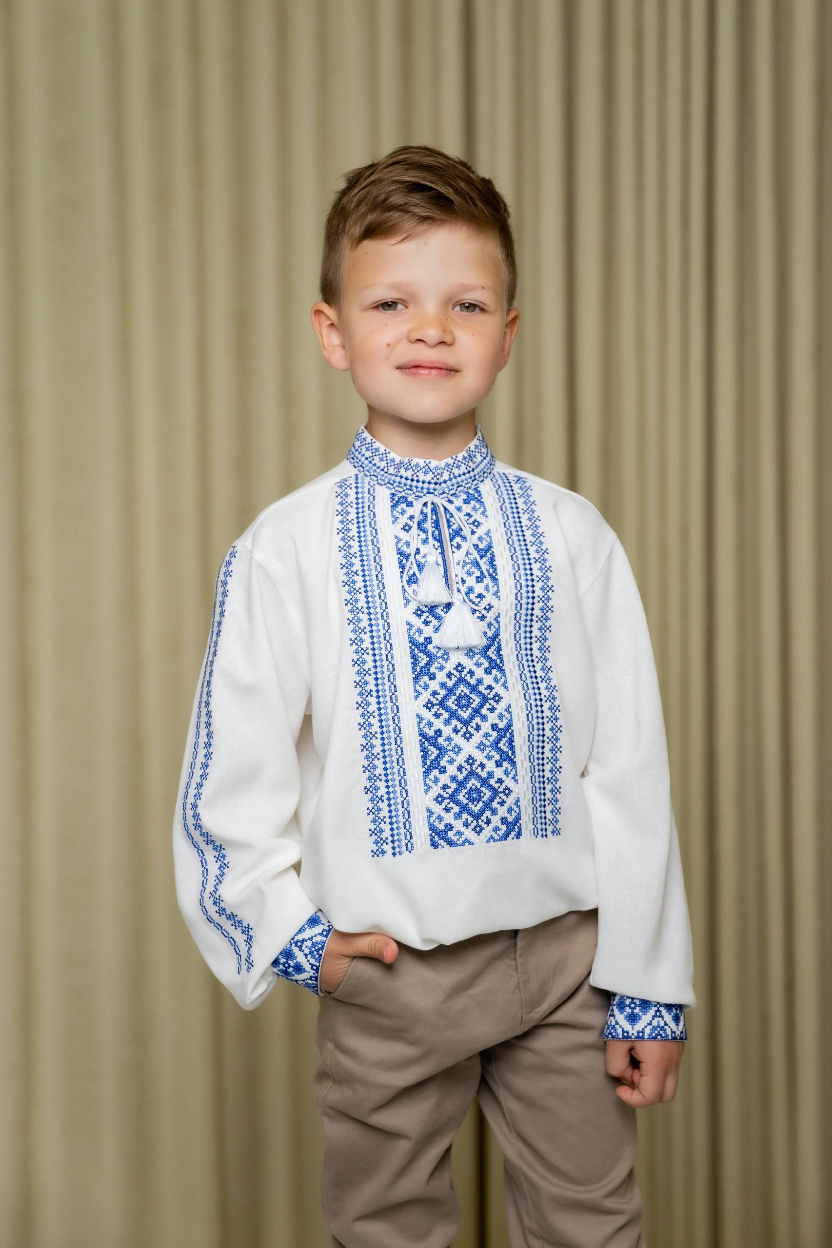 Вишиванка для хлопчика Ромчик (біла з блакитним) hover image