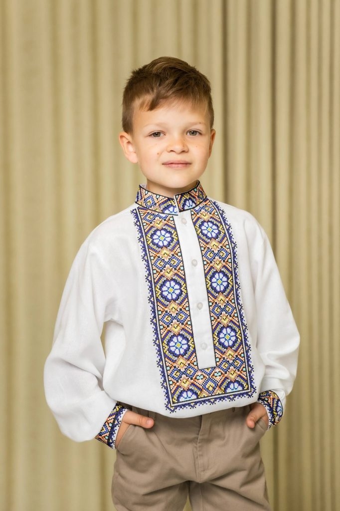 Вишиванка для хлопчика Олекса (біла з синім)