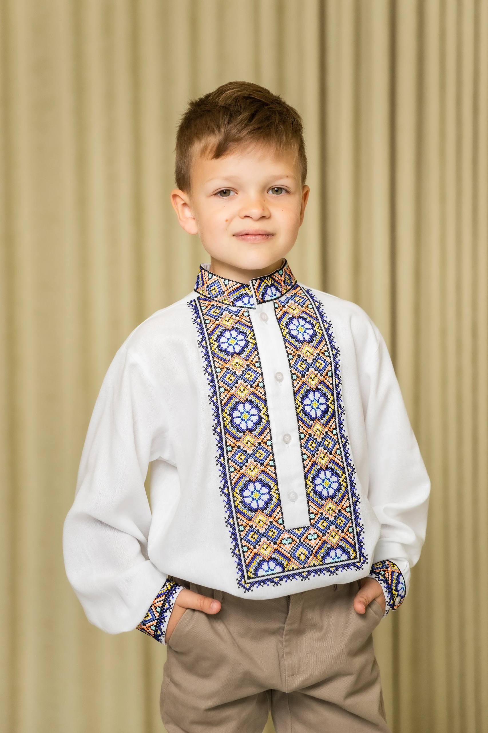 Вишиванка для хлопчика Олекса (біла з синім)