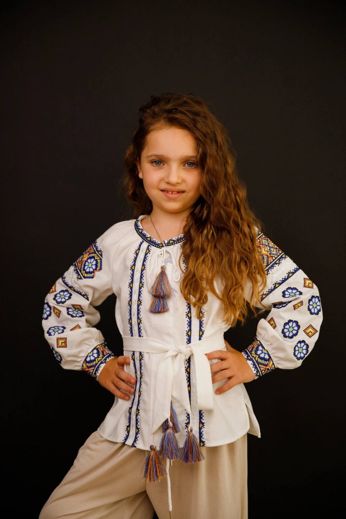 Вишиванка для дівчинки Олеся(біла з блакитним)