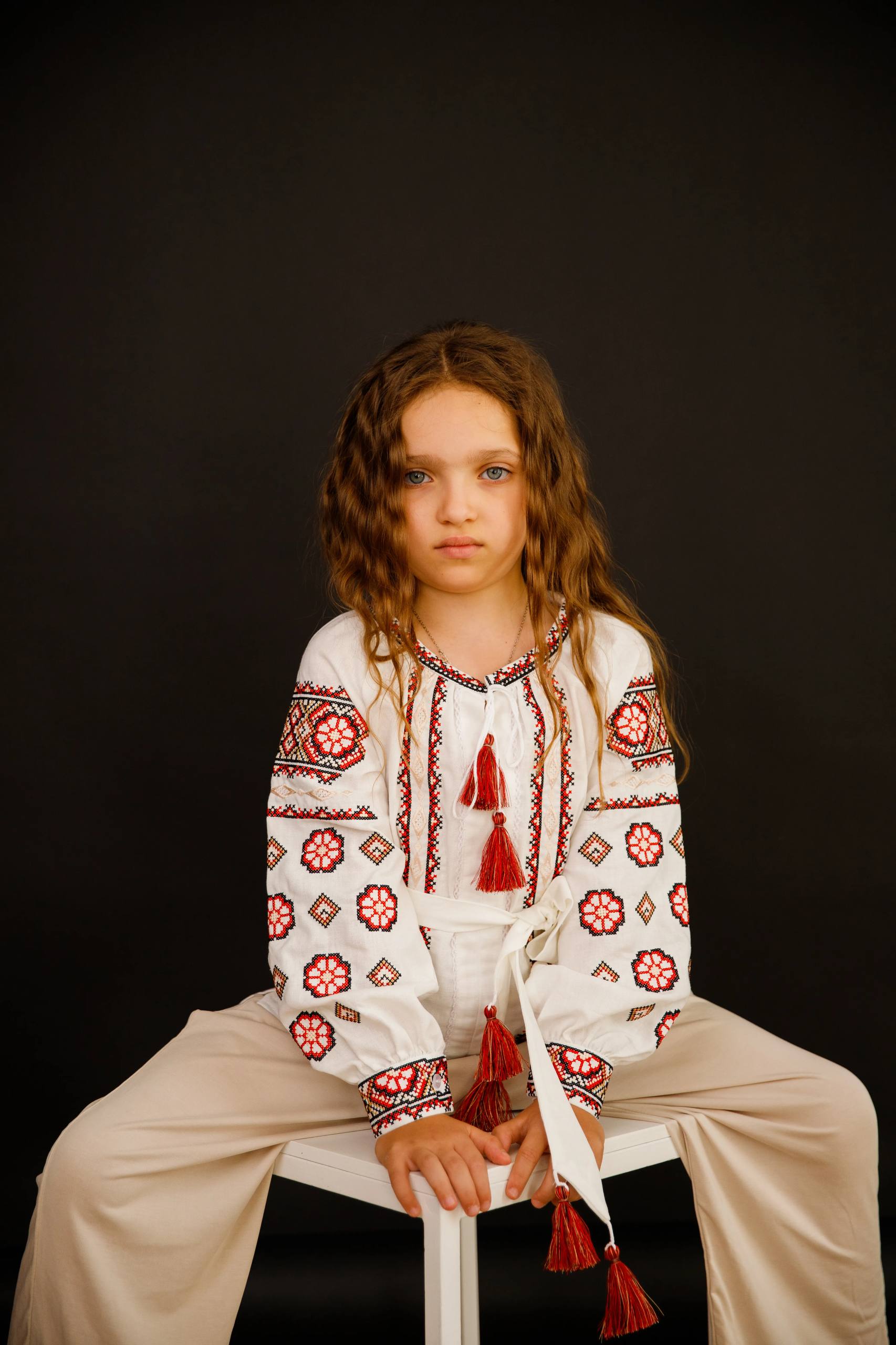 Вишиванка для дівчинки Олеся(біла з червоним) hover image