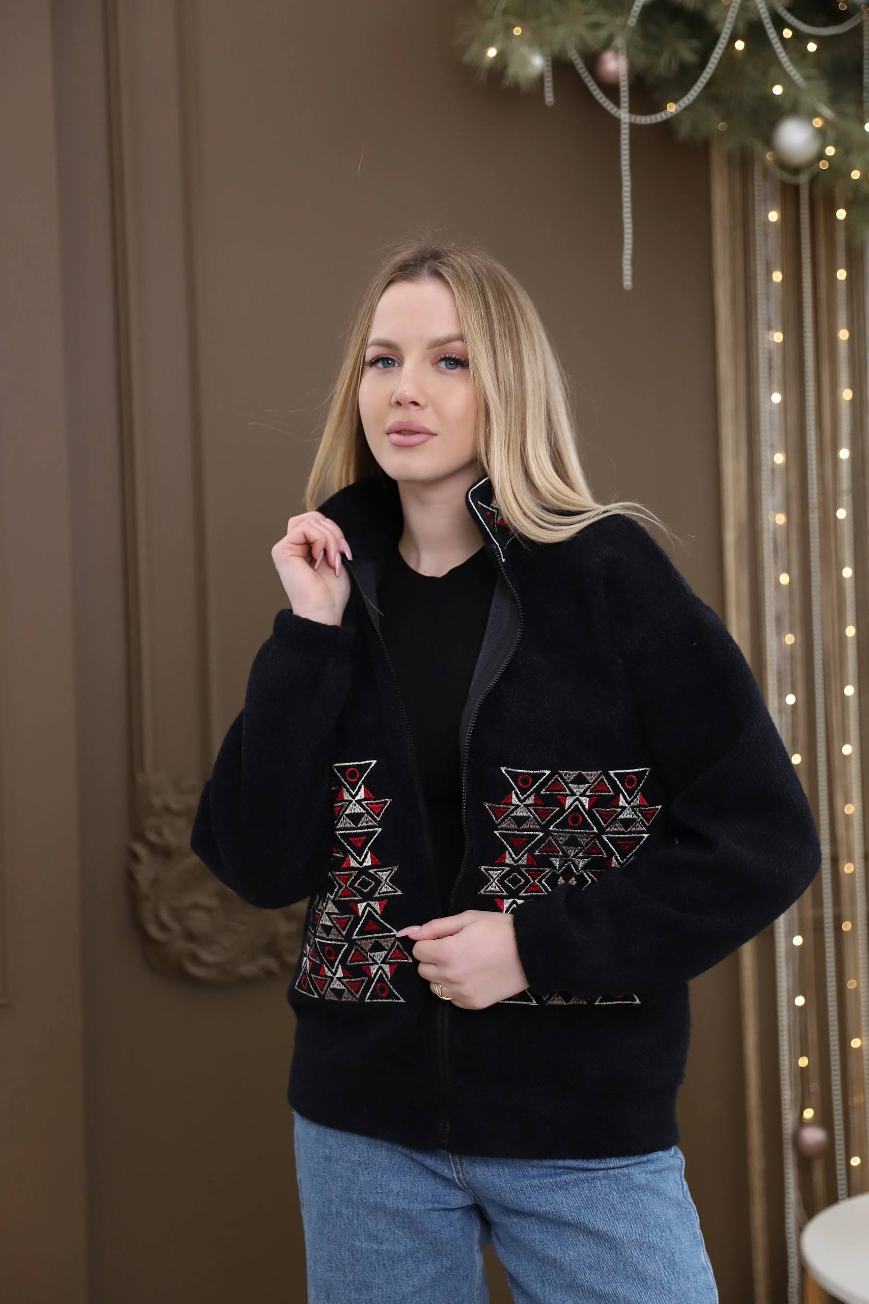 Жіночий вишитий бомбер Світозара (чорний ) hover image