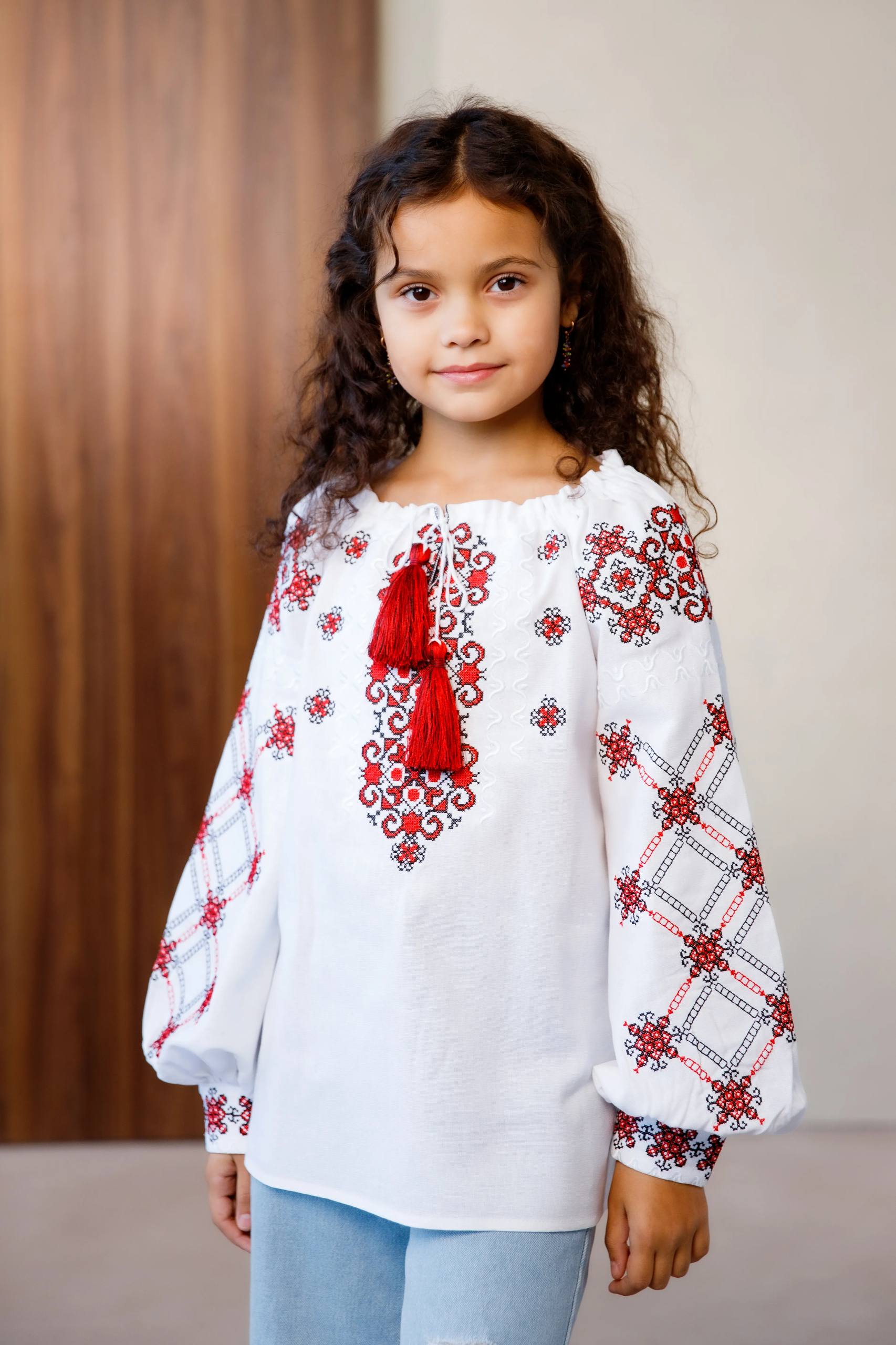 Вишиванка для дівчинки Ангеліна (біла з червоним) hover image