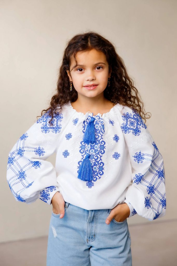 Вишиванка для дівчинки Ангеліна (біла з блакитним)
