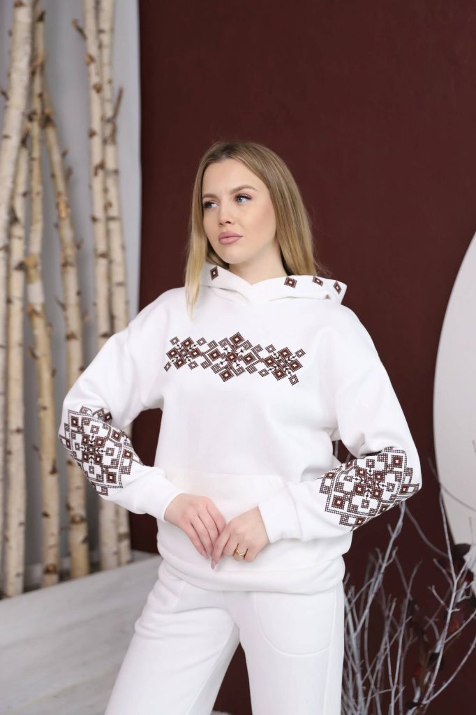 Жіночий вишитий костюм з геометричним орнаментом (молочний )