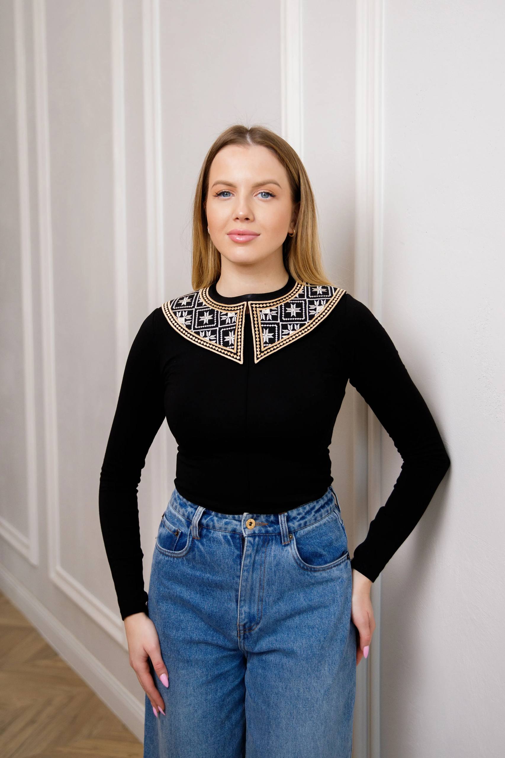 Вишитий комірець  (чорний з золотим) hover image