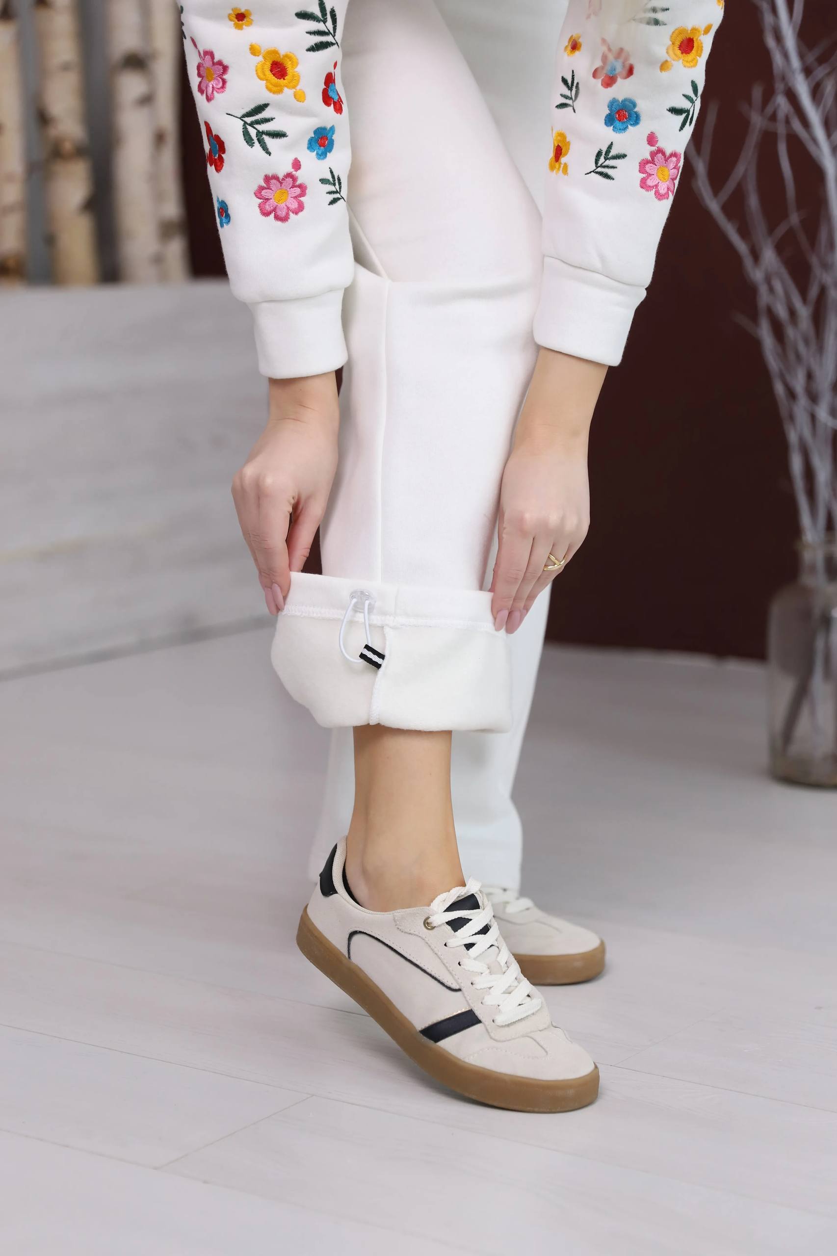 Жіночий вишитий костюм з квітковим орнаментом (молочний)