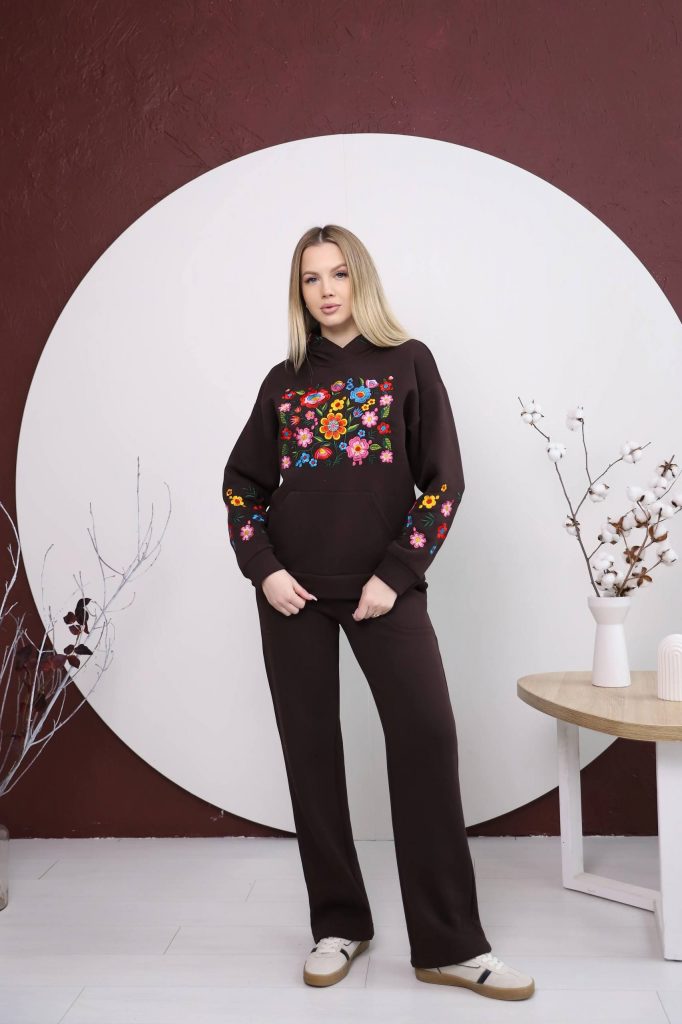 Жіночий вишитий костюм з квітковим орнаментом (шоколадний)