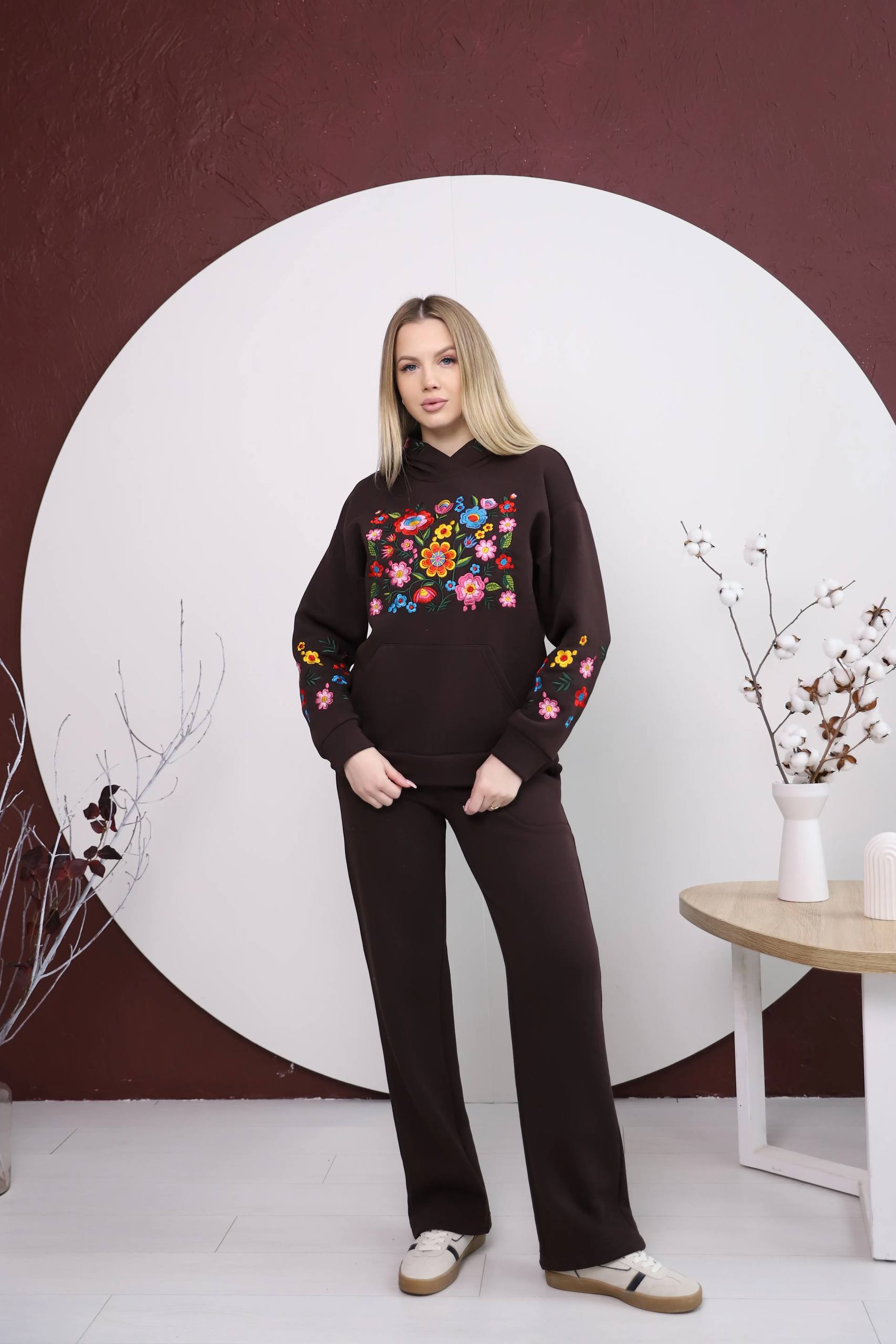 Жіночий вишитий костюм з квітковим орнаментом (шоколадний)