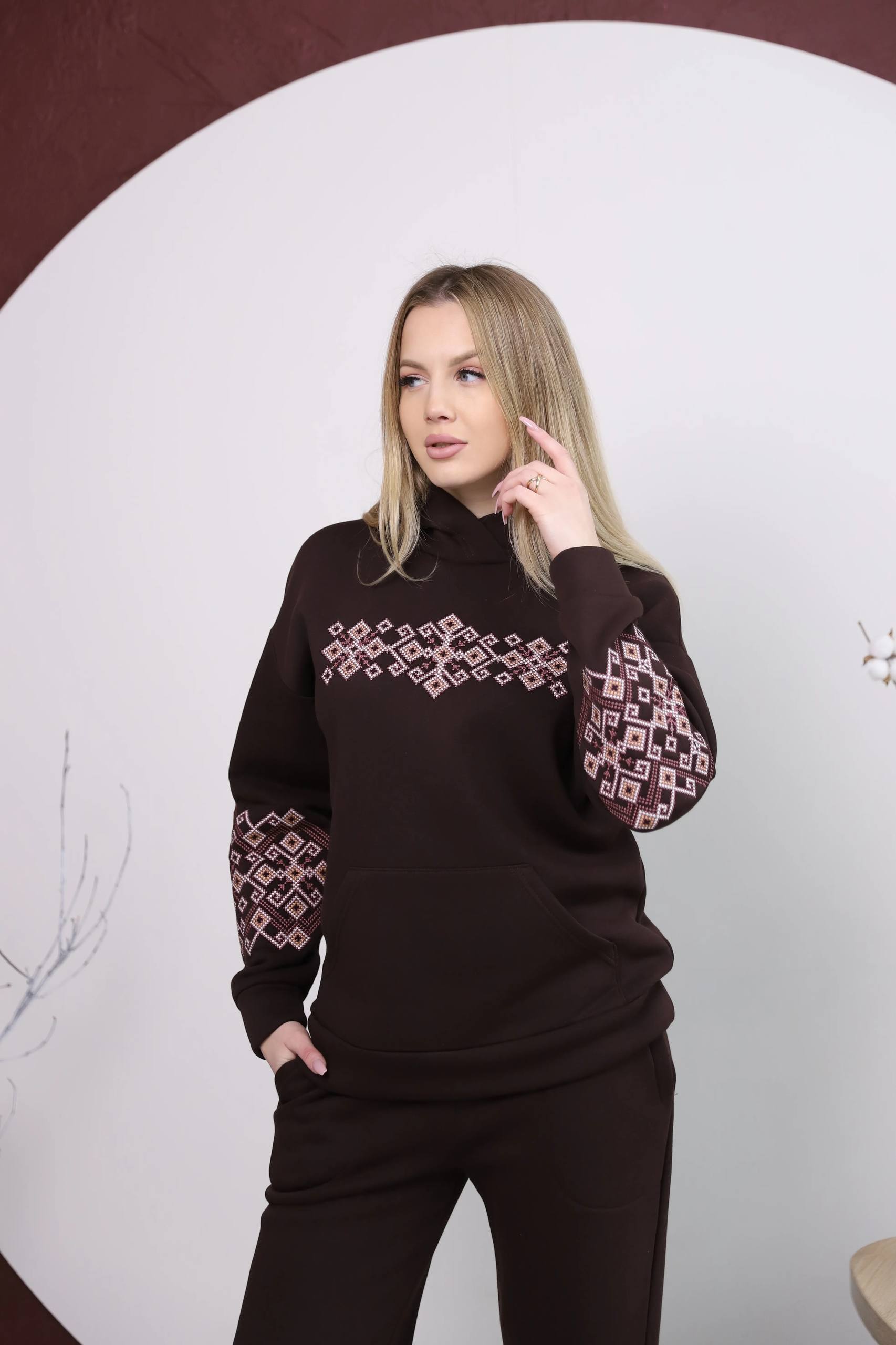 Жіночий вишитий костюм з геометричним орнаментом (шоколадний) hover image