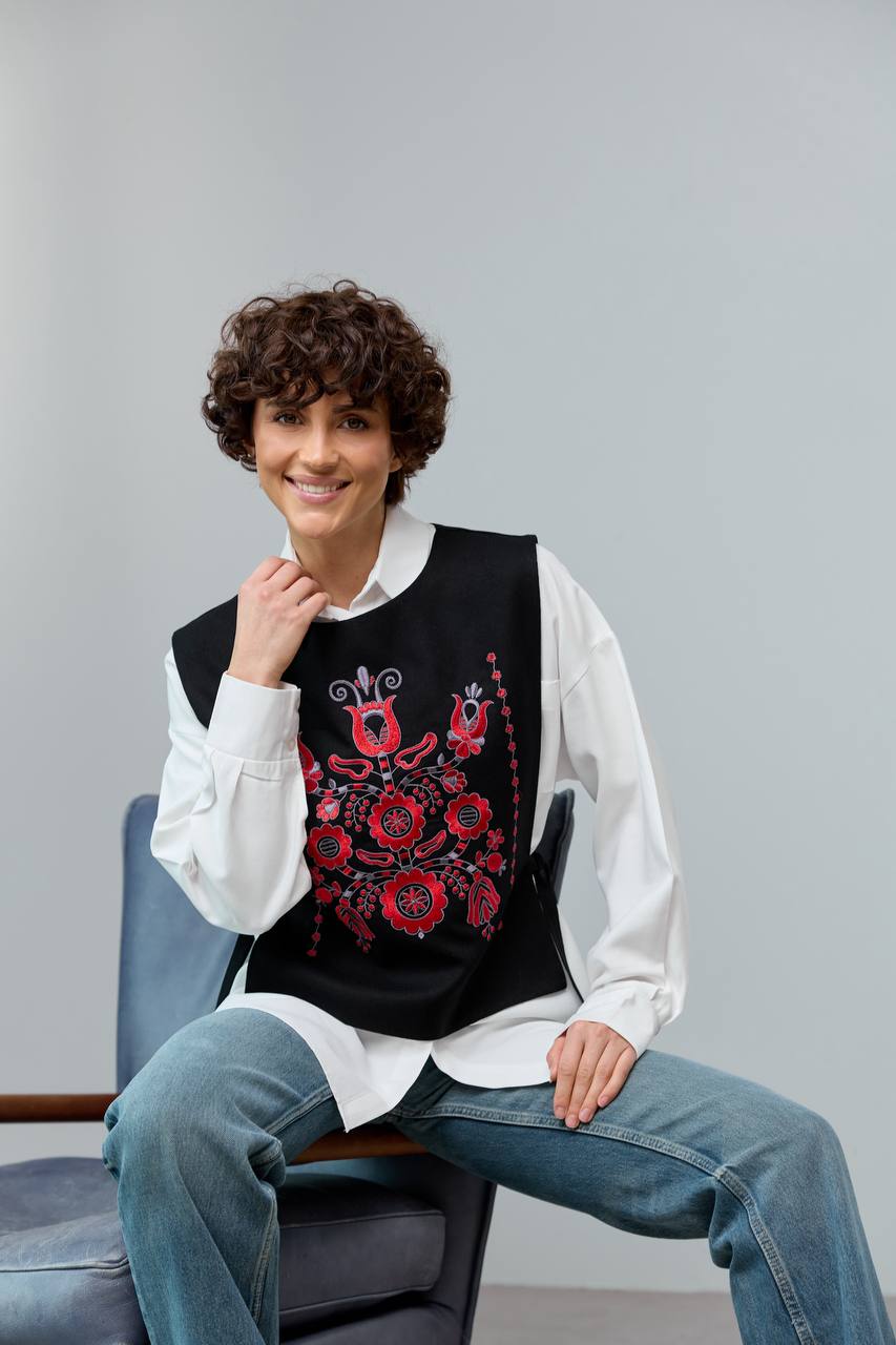 Жіноча вишита манішка Квітуча  (чорна )