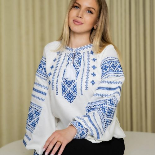 Жіноча вишиванка Оксана (молочна з блакитним ) - L